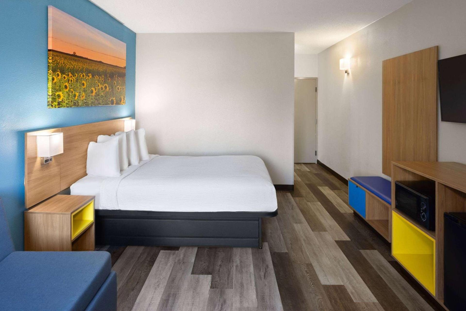 Days Inn & Suites by Wyndham Northwest Indianapolis photo 19