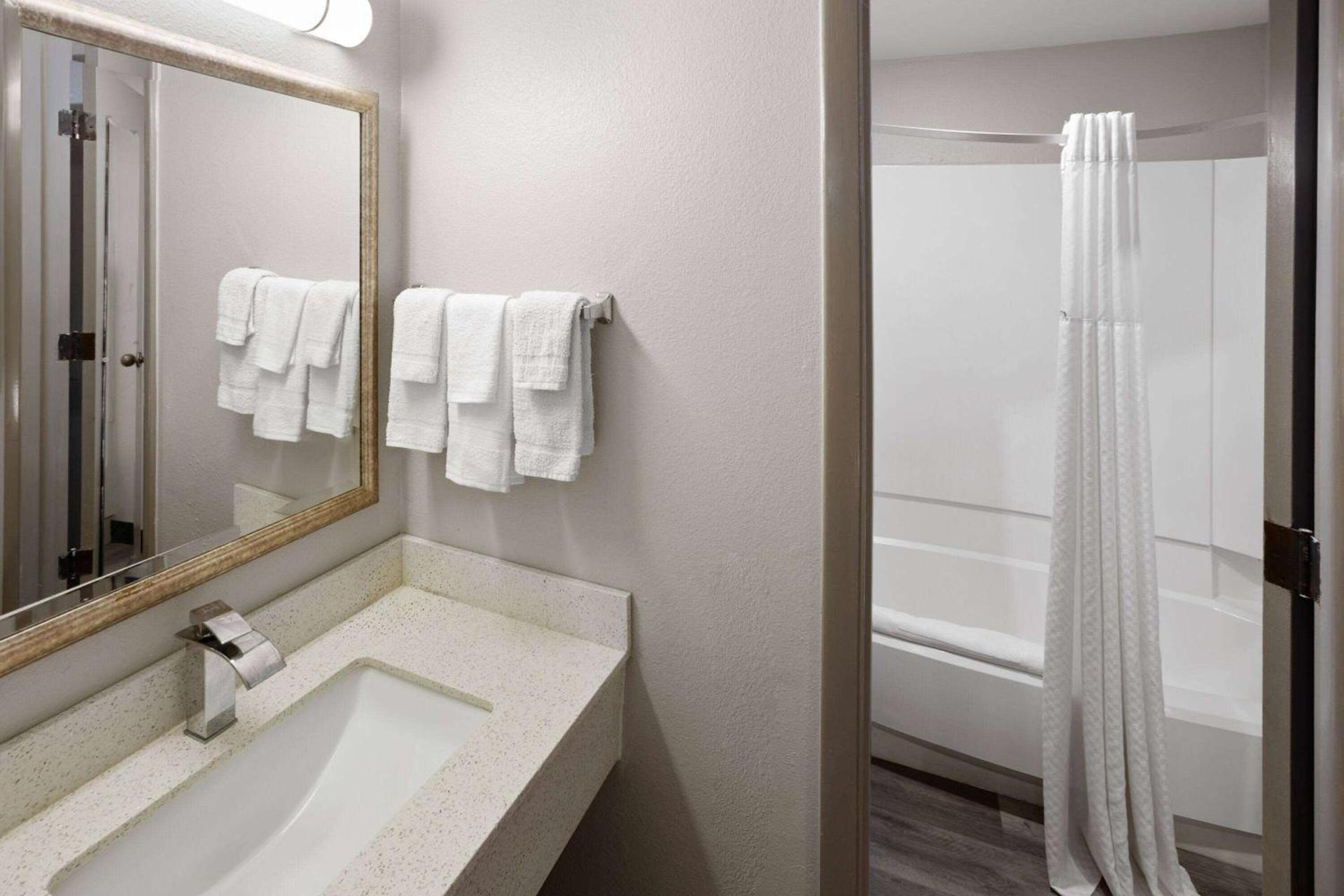 Days Inn & Suites by Wyndham Northwest Indianapolis photo 20