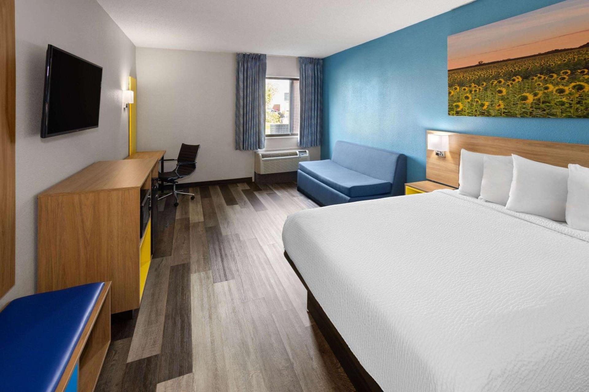Days Inn & Suites by Wyndham Northwest Indianapolis photo 21