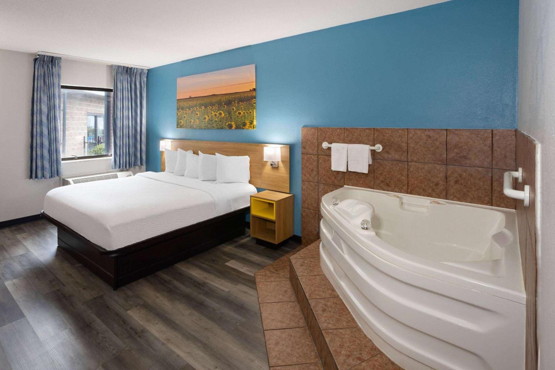 Days Inn & Suites by Wyndham Northwest Indianapolis photo 22