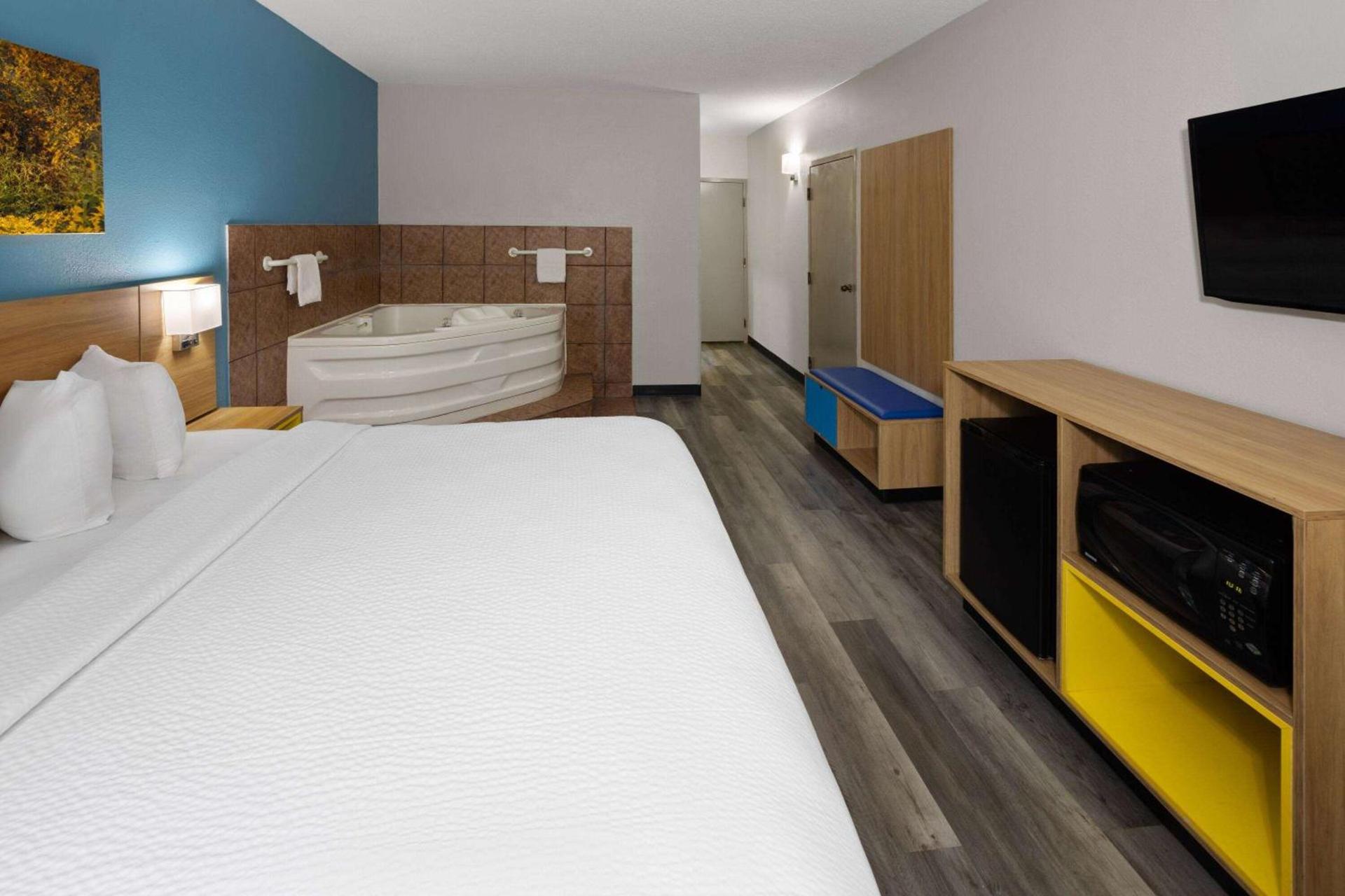 Days Inn & Suites by Wyndham Northwest Indianapolis photo 24