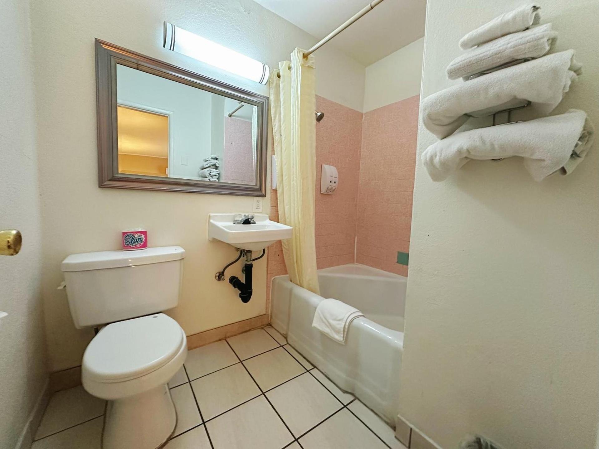 Royal Inn and Suites photo 31