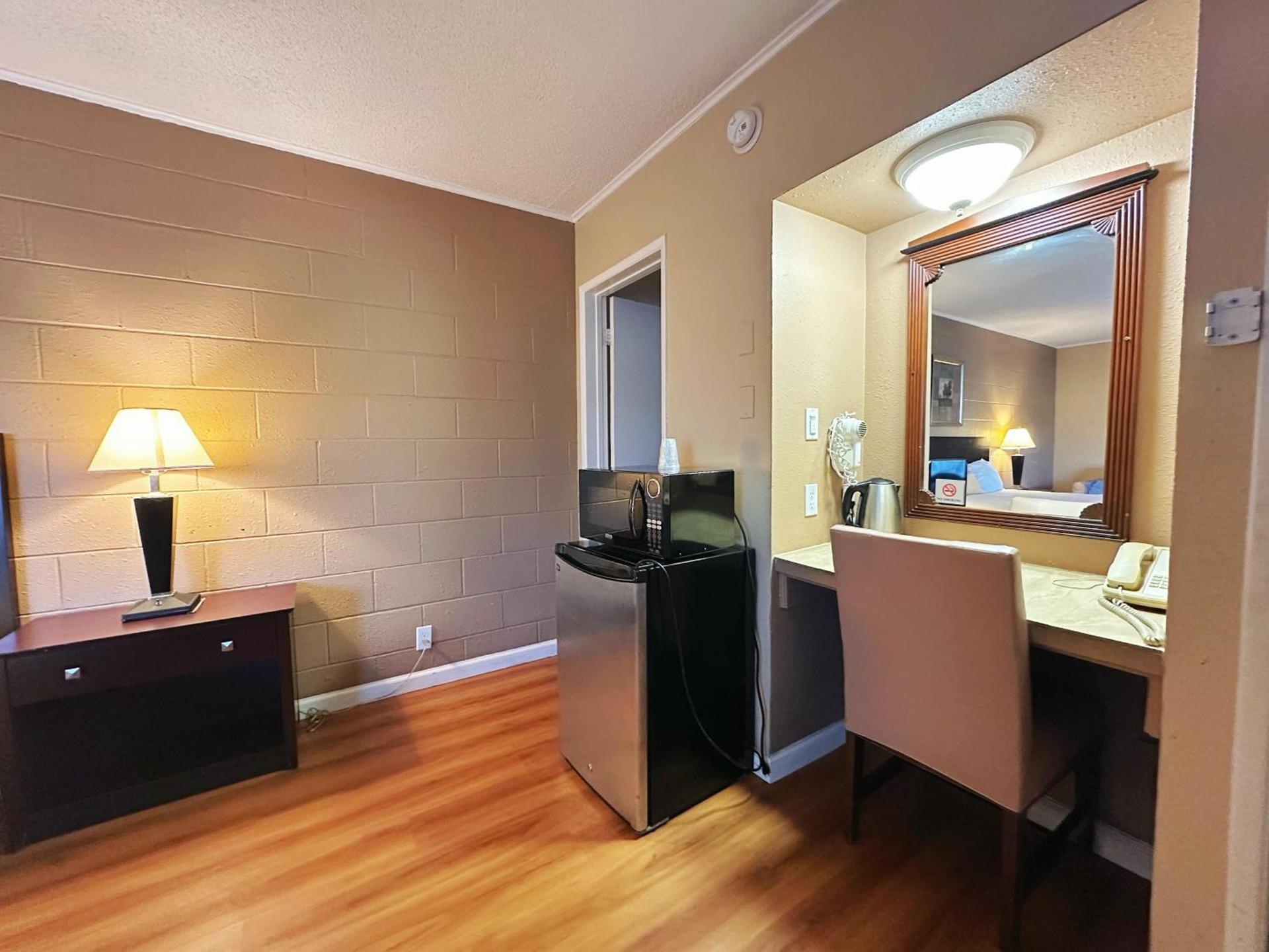 Royal Inn and Suites photo 28