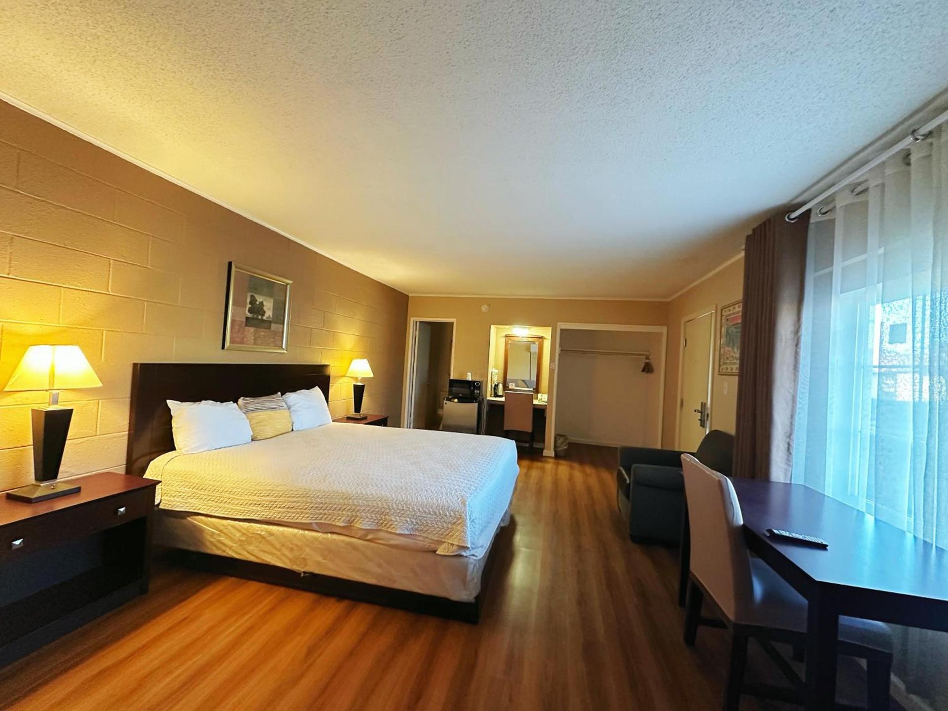 Royal Inn and Suites photo 25