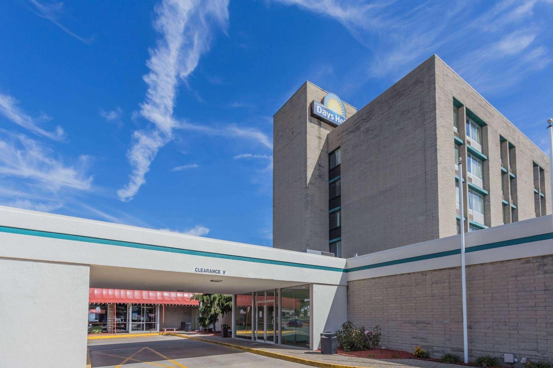 Days Hotel by Wyndham Danville Conference Center photo 2