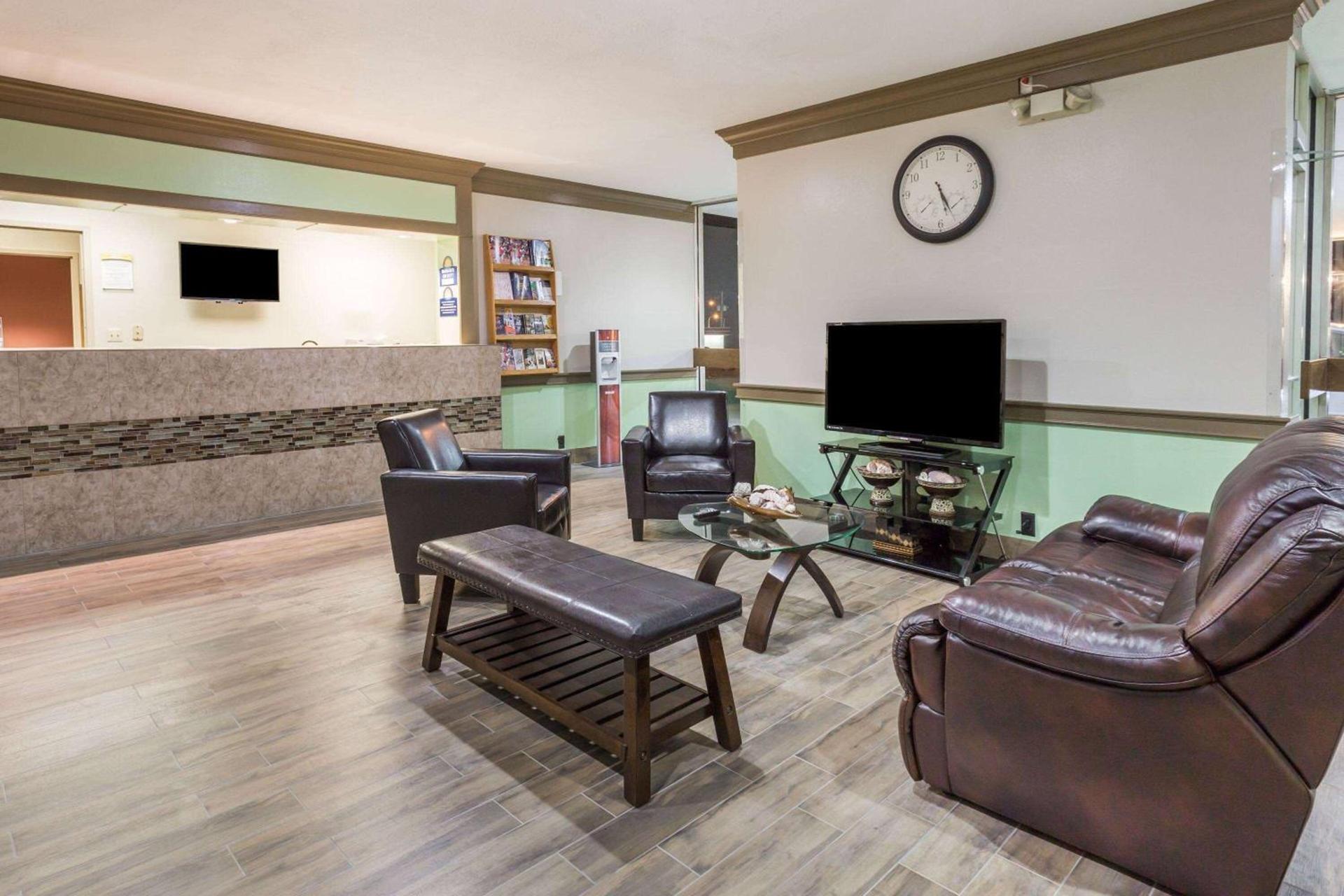 Days Hotel by Wyndham Danville Conference Center photo 3