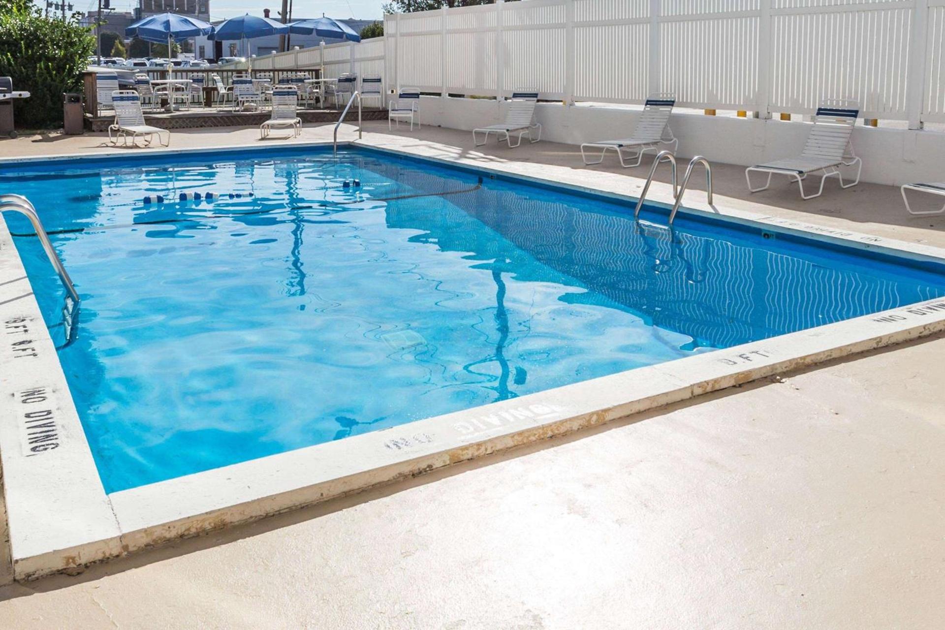Days Hotel by Wyndham Danville Conference Center photo 4