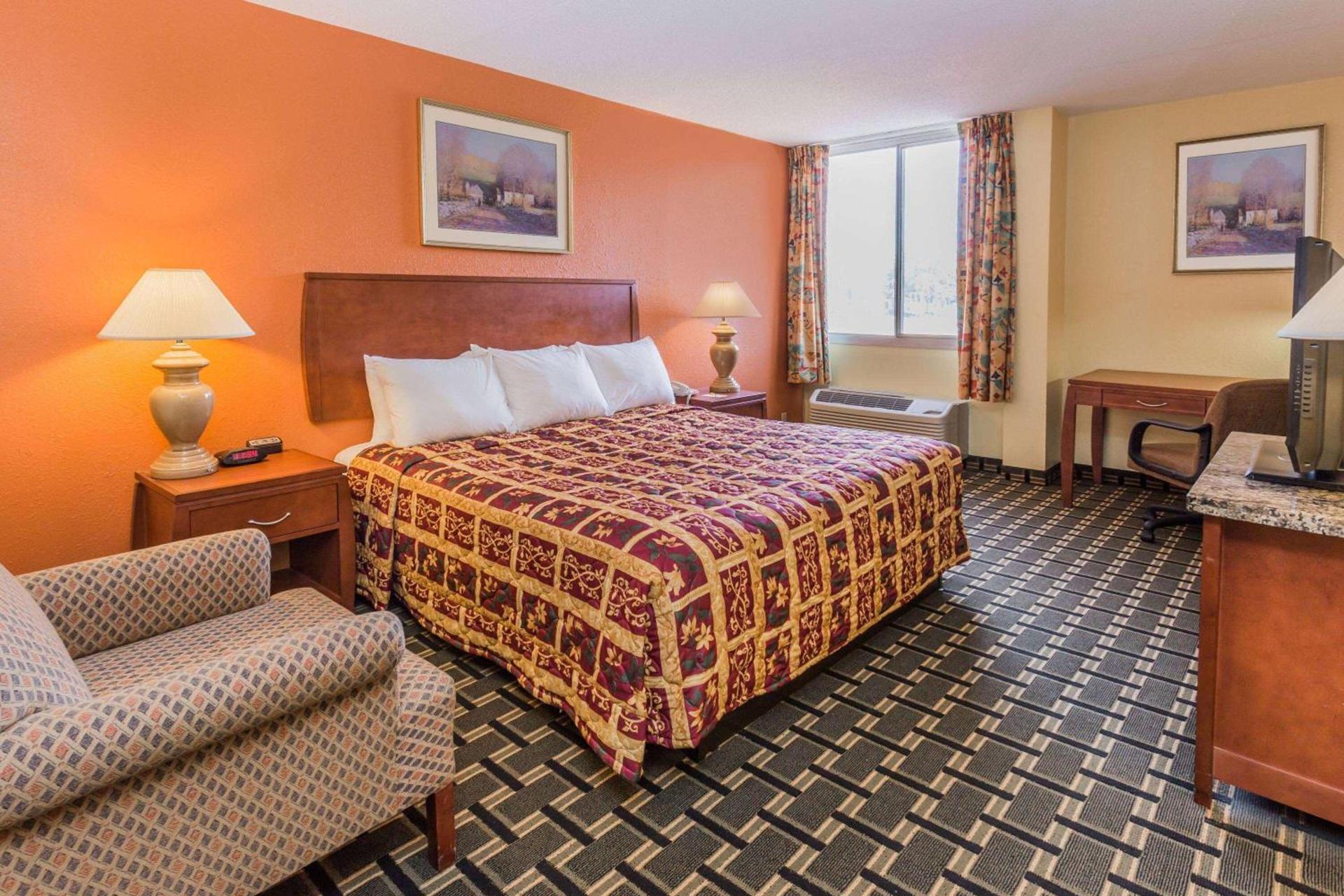 Days Hotel by Wyndham Danville Conference Center photo 6