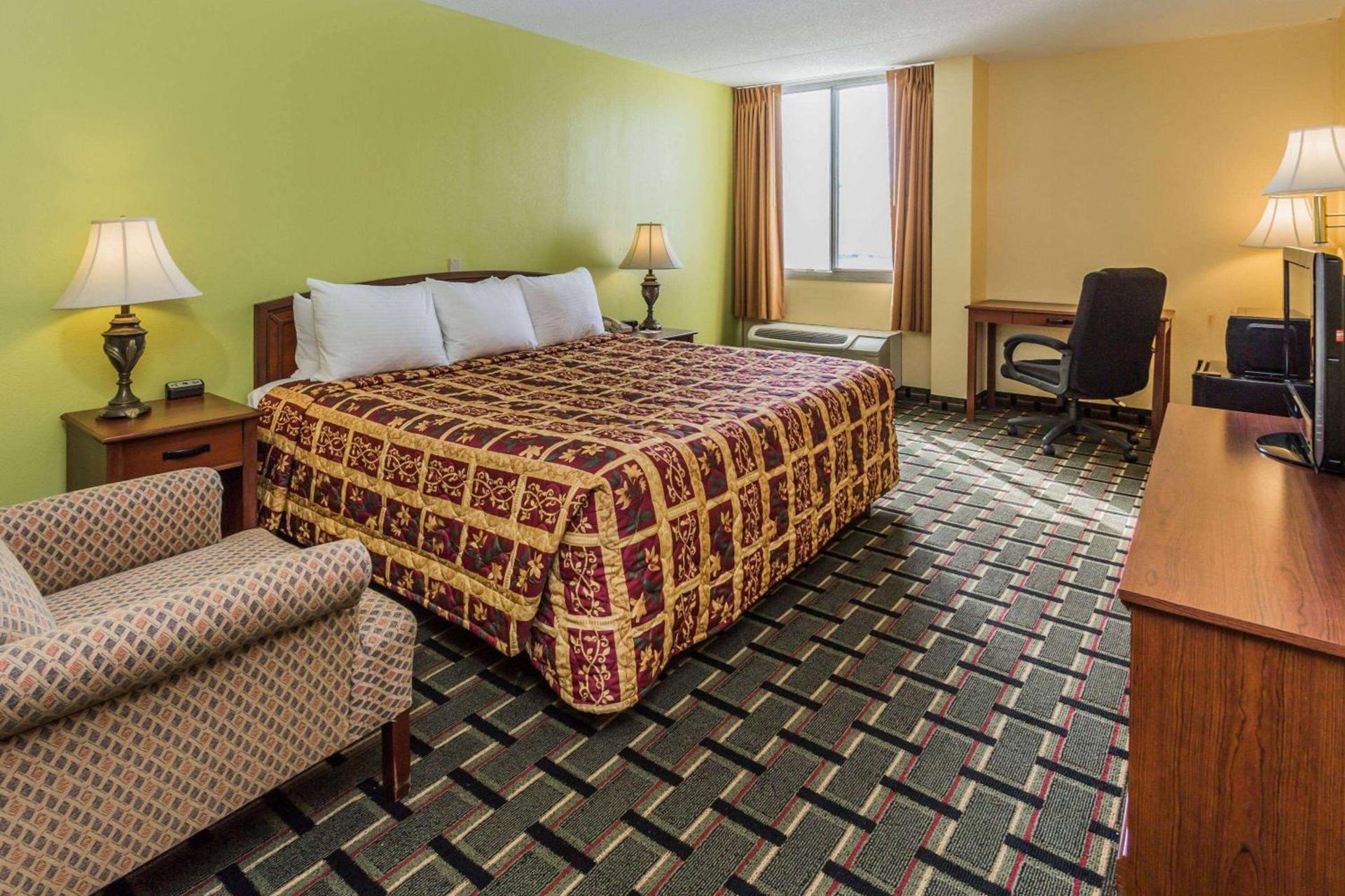 Days Hotel by Wyndham Danville Conference Center photo 7