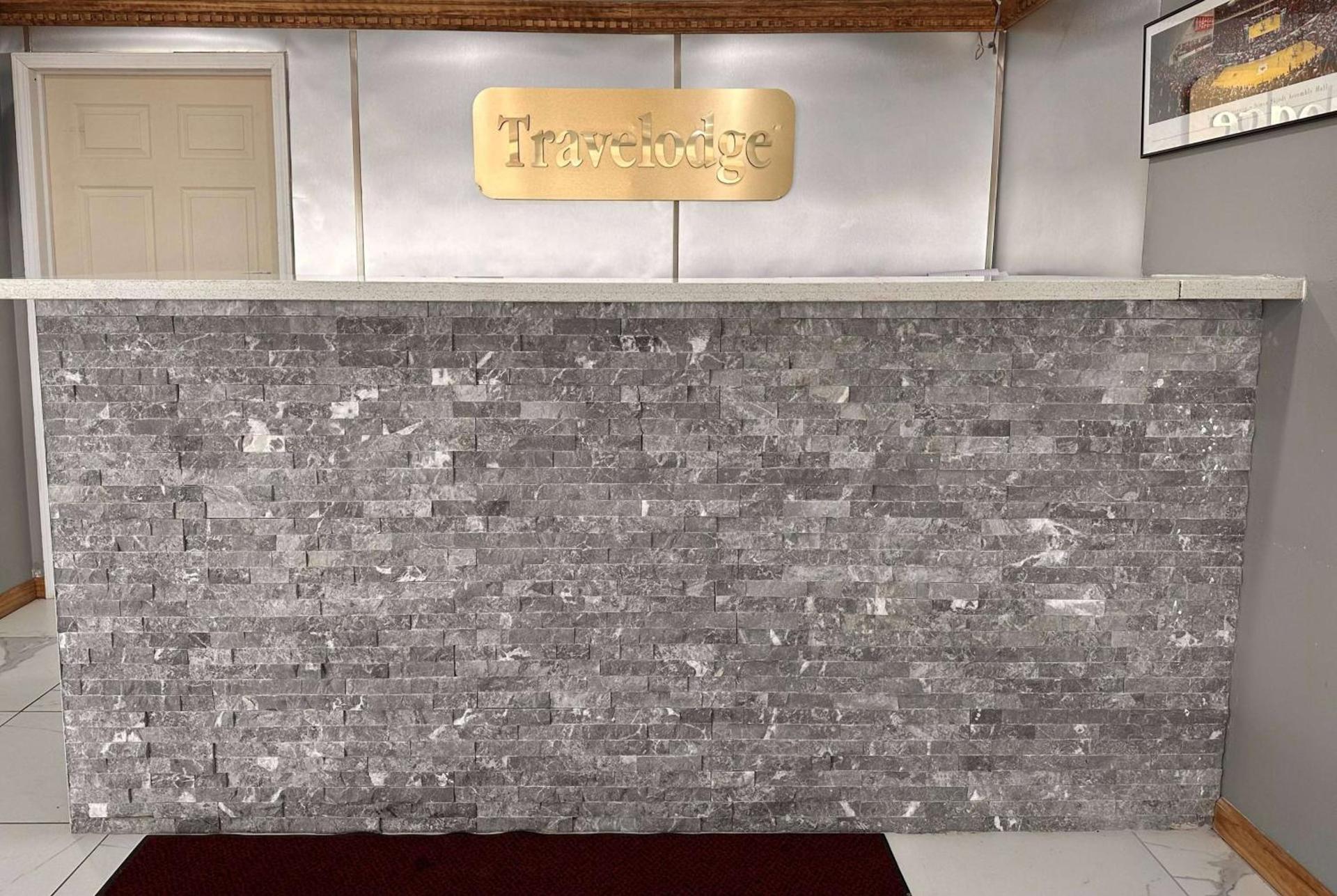 Travelodge by Wyndham Bloomington photo 2
