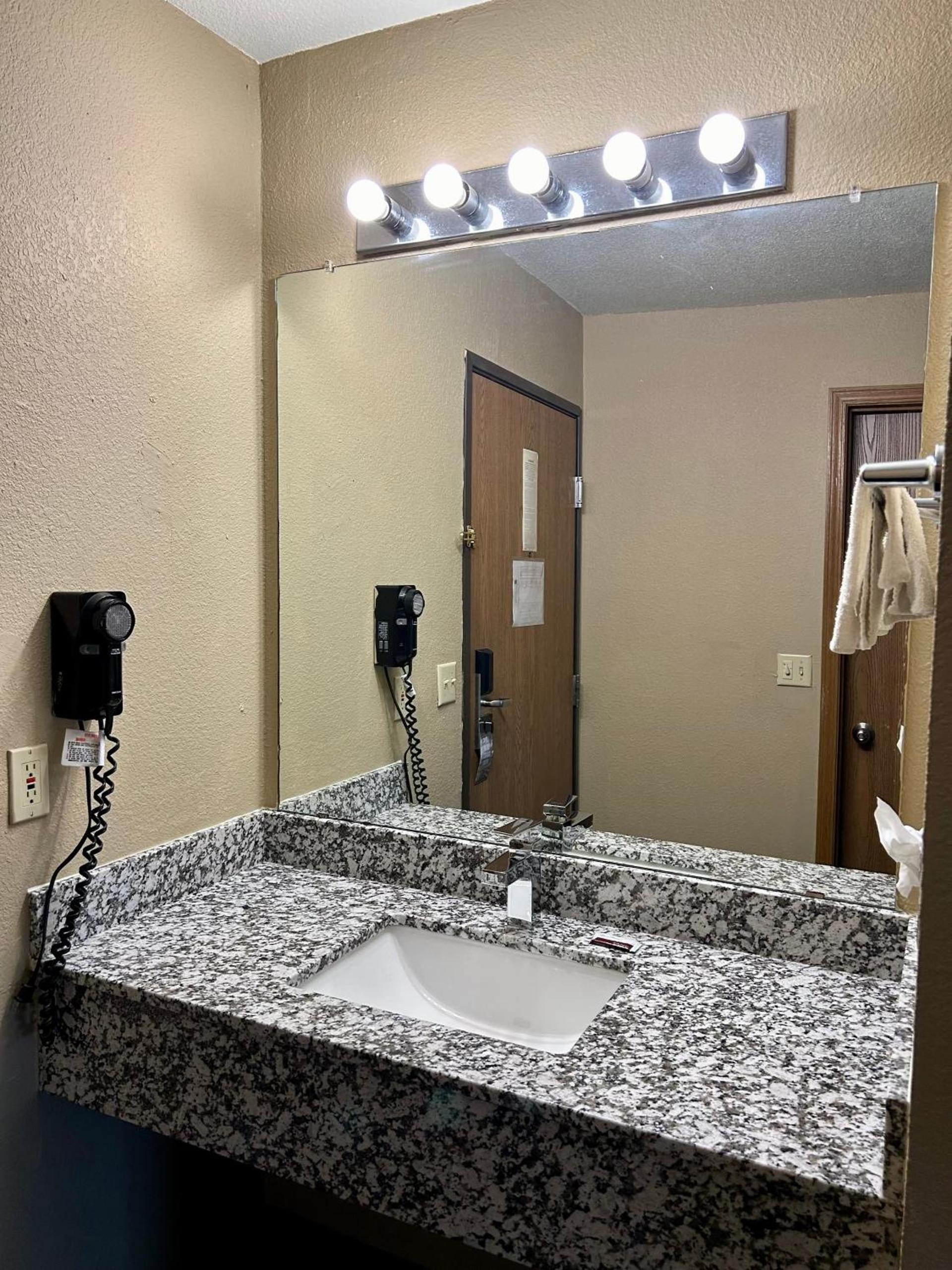 Super 8 by Wyndham Platte City Kansas City Area photo 18