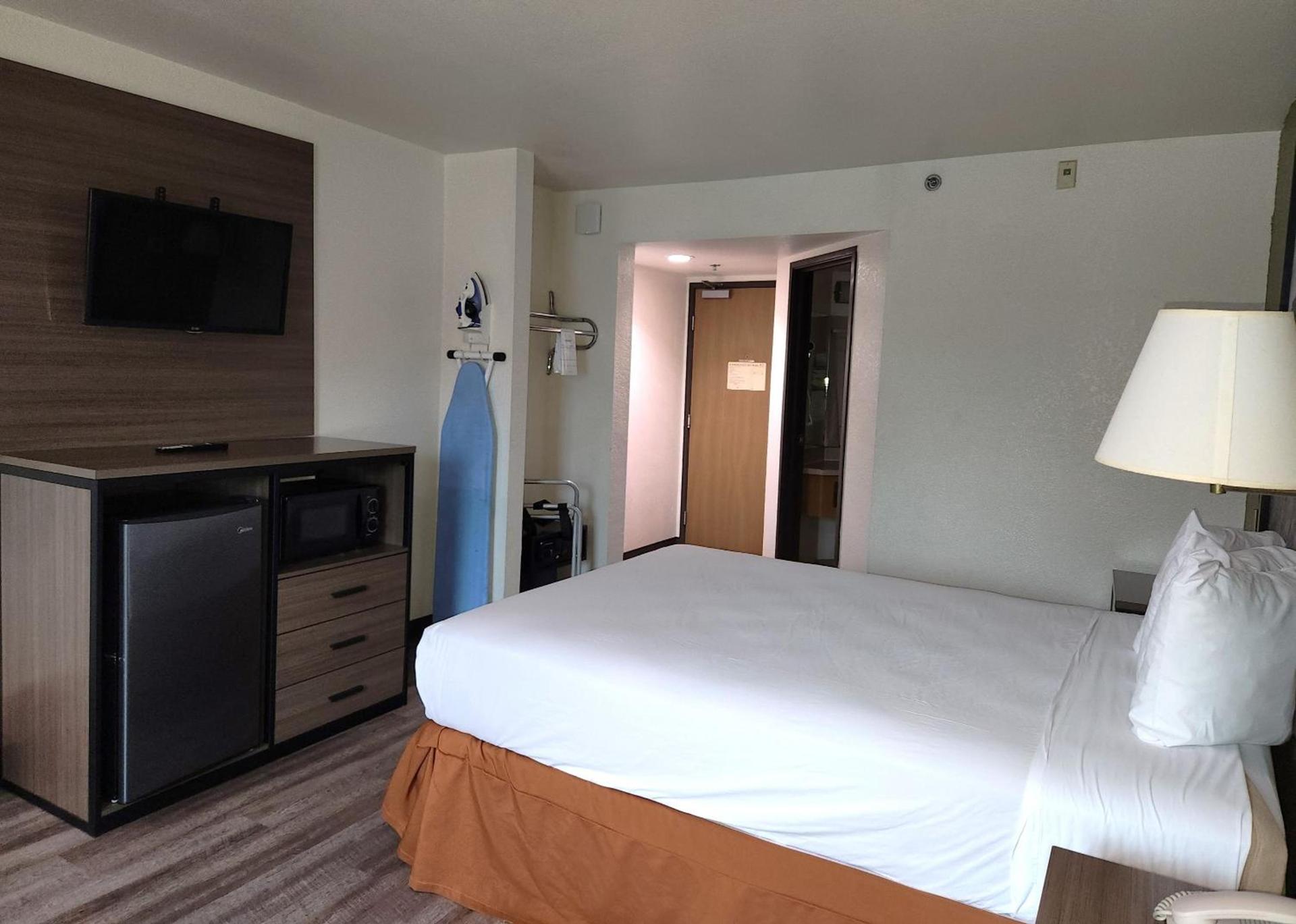 Super 8 by Wyndham Austin North/University Area photo 47