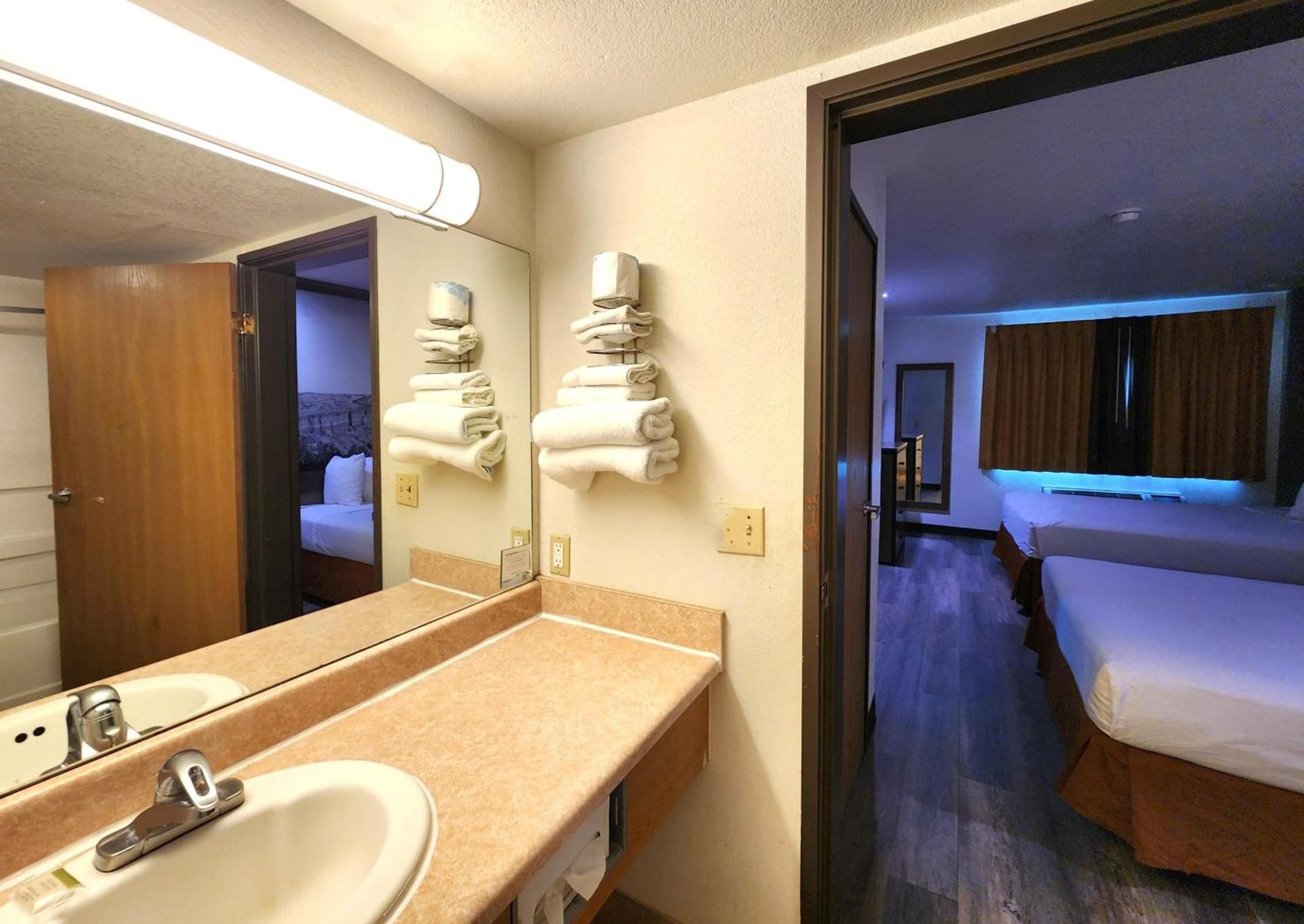 Super 8 by Wyndham Austin North/University Area photo 57