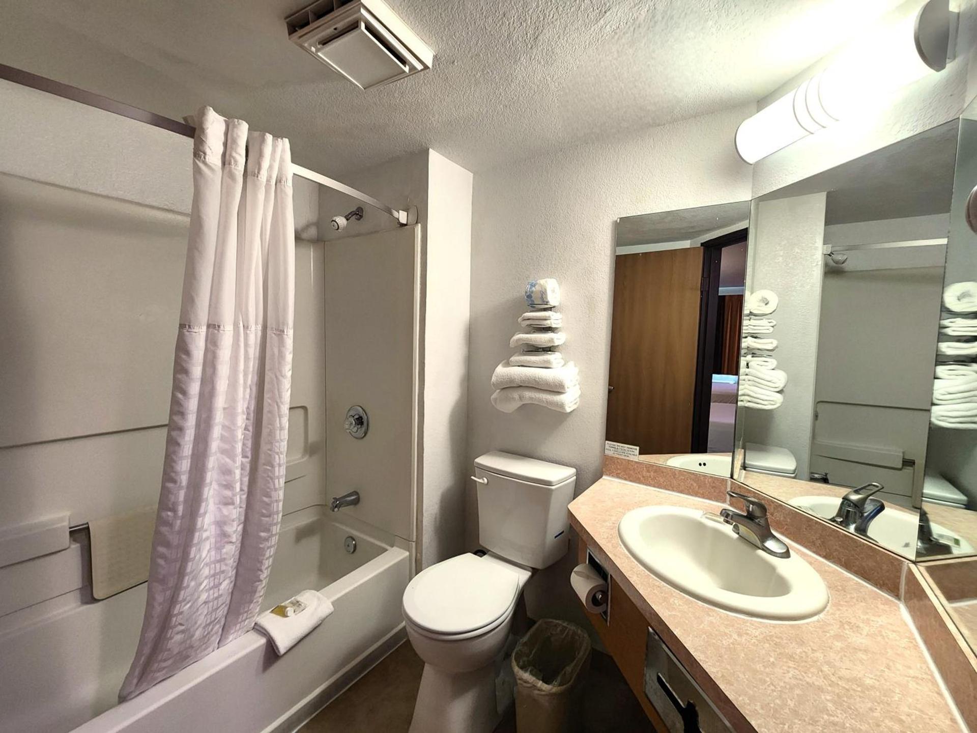 Super 8 by Wyndham Austin North/University Area photo 63