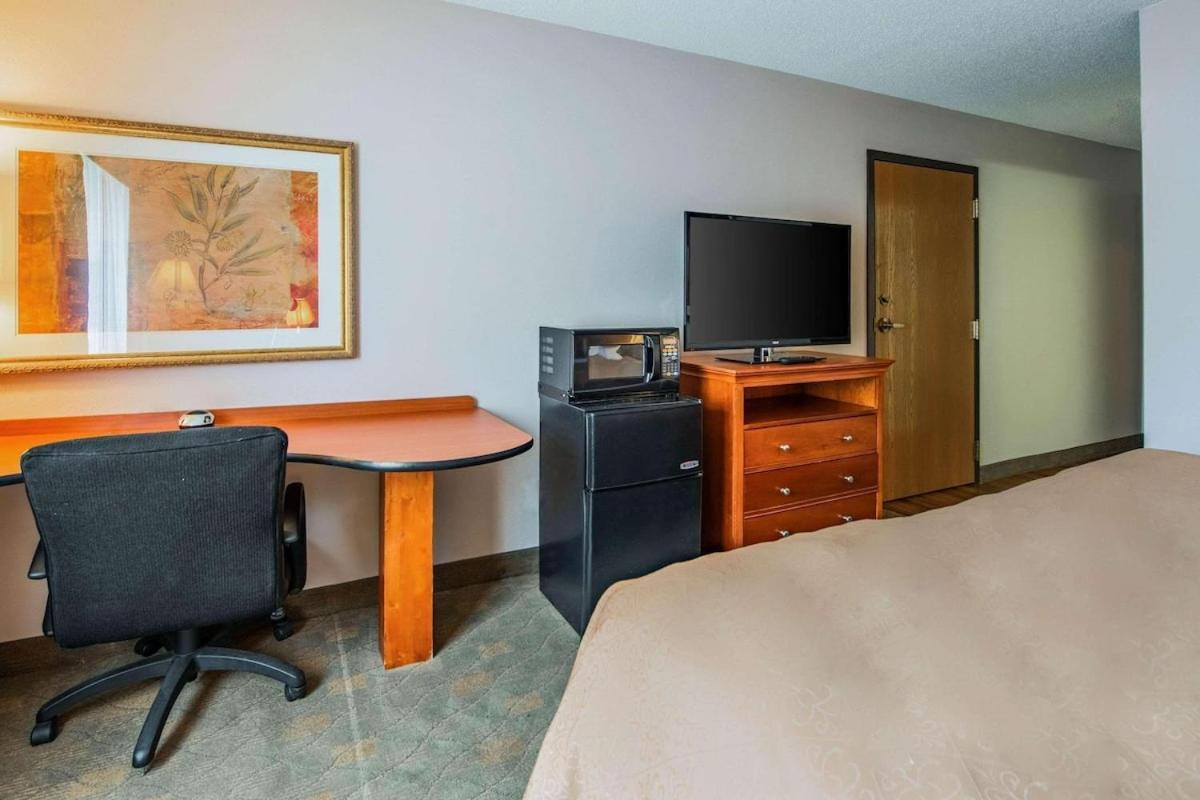 Royal Inn Suites photo 13
