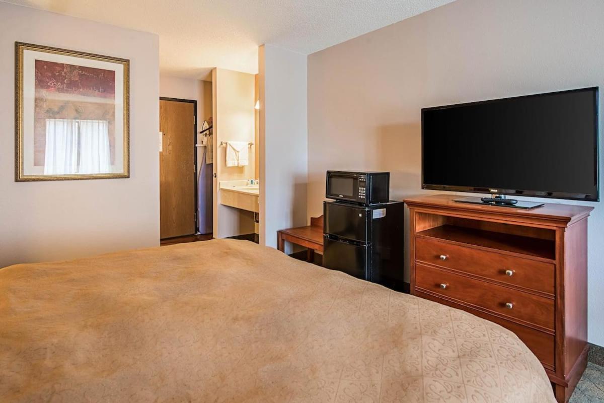 Royal Inn Suites photo 15