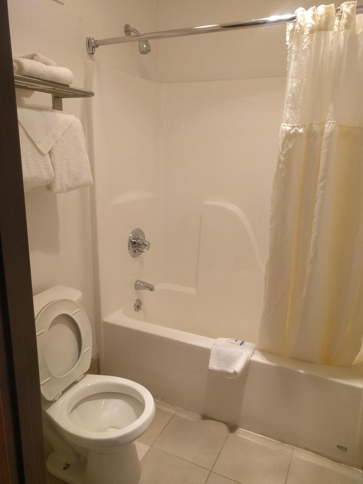 Royal Inn Suites photo 16