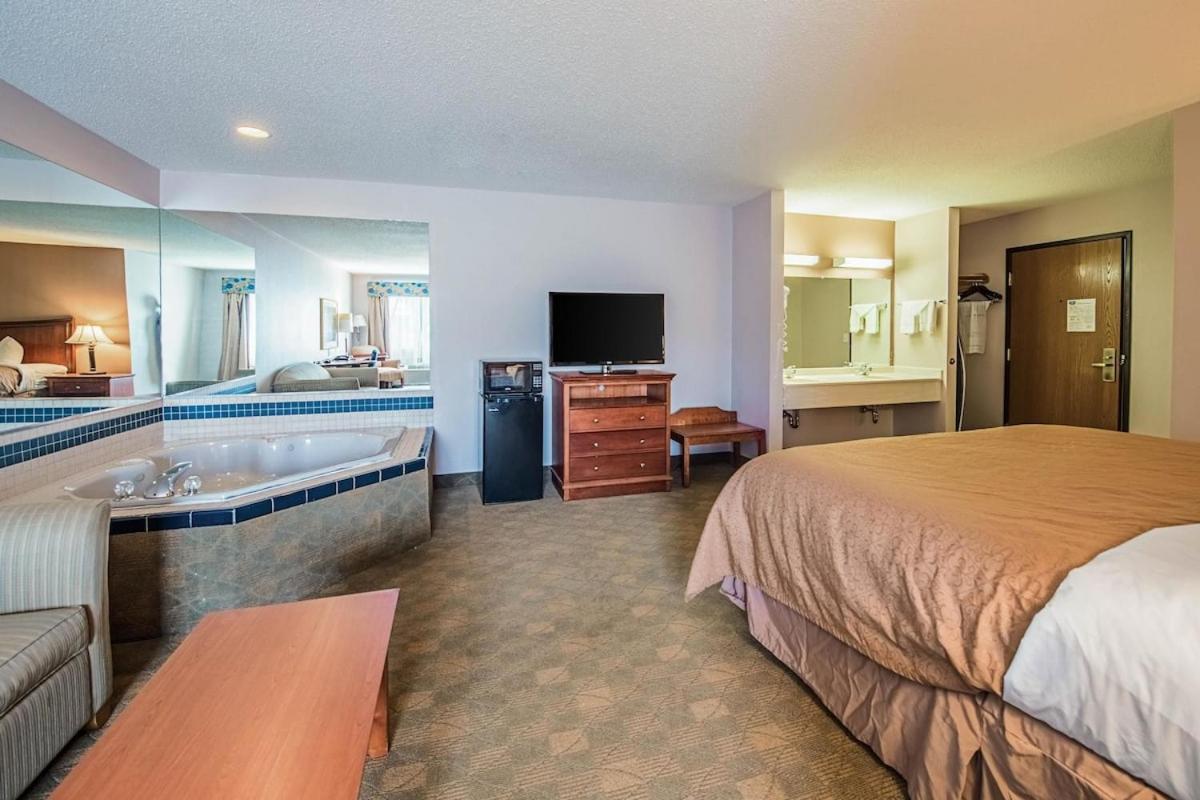 Royal Inn Suites photo 18