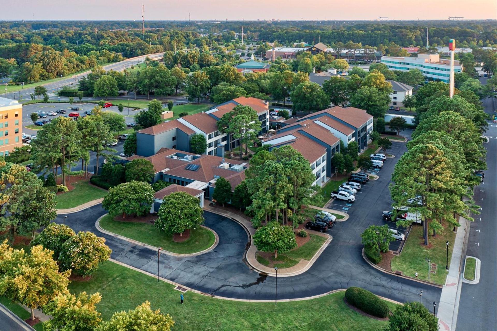 Country Inn & Suites by Radisson, Hampton Coliseum photo 14