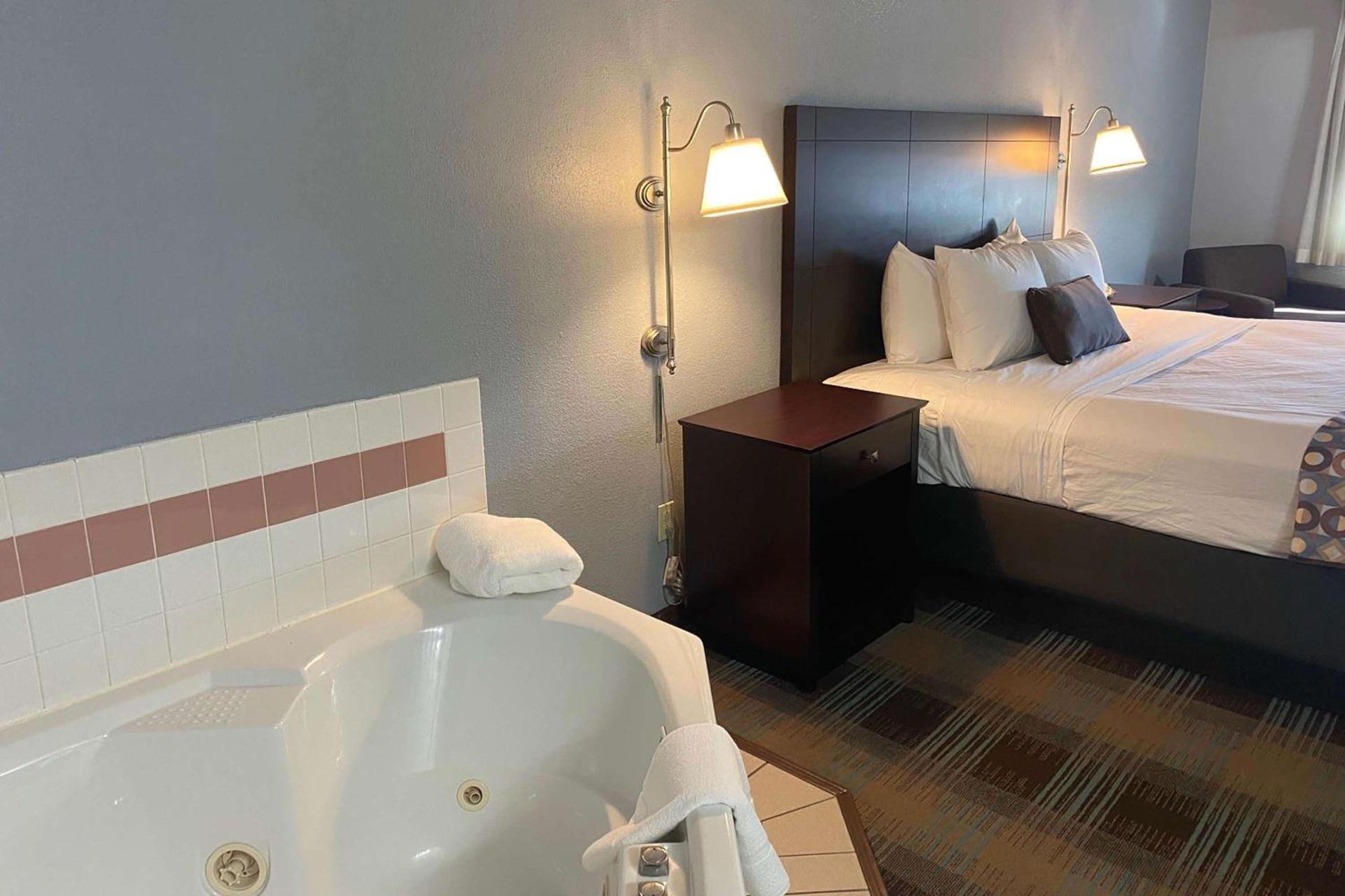 Baymont by Wyndham Danville IL photo 9