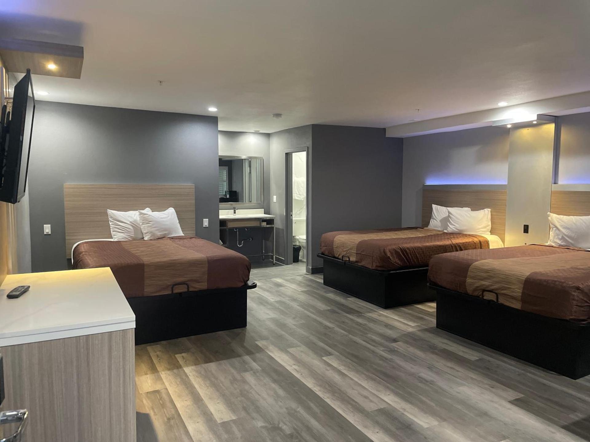 Travelodge by Wyndham Whittier photo 11