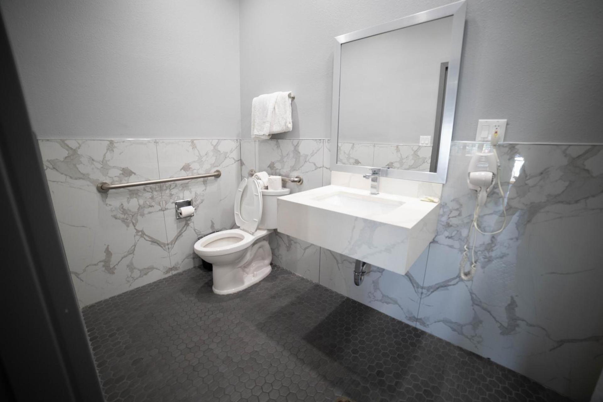 Travelodge by Wyndham Whittier photo 18
