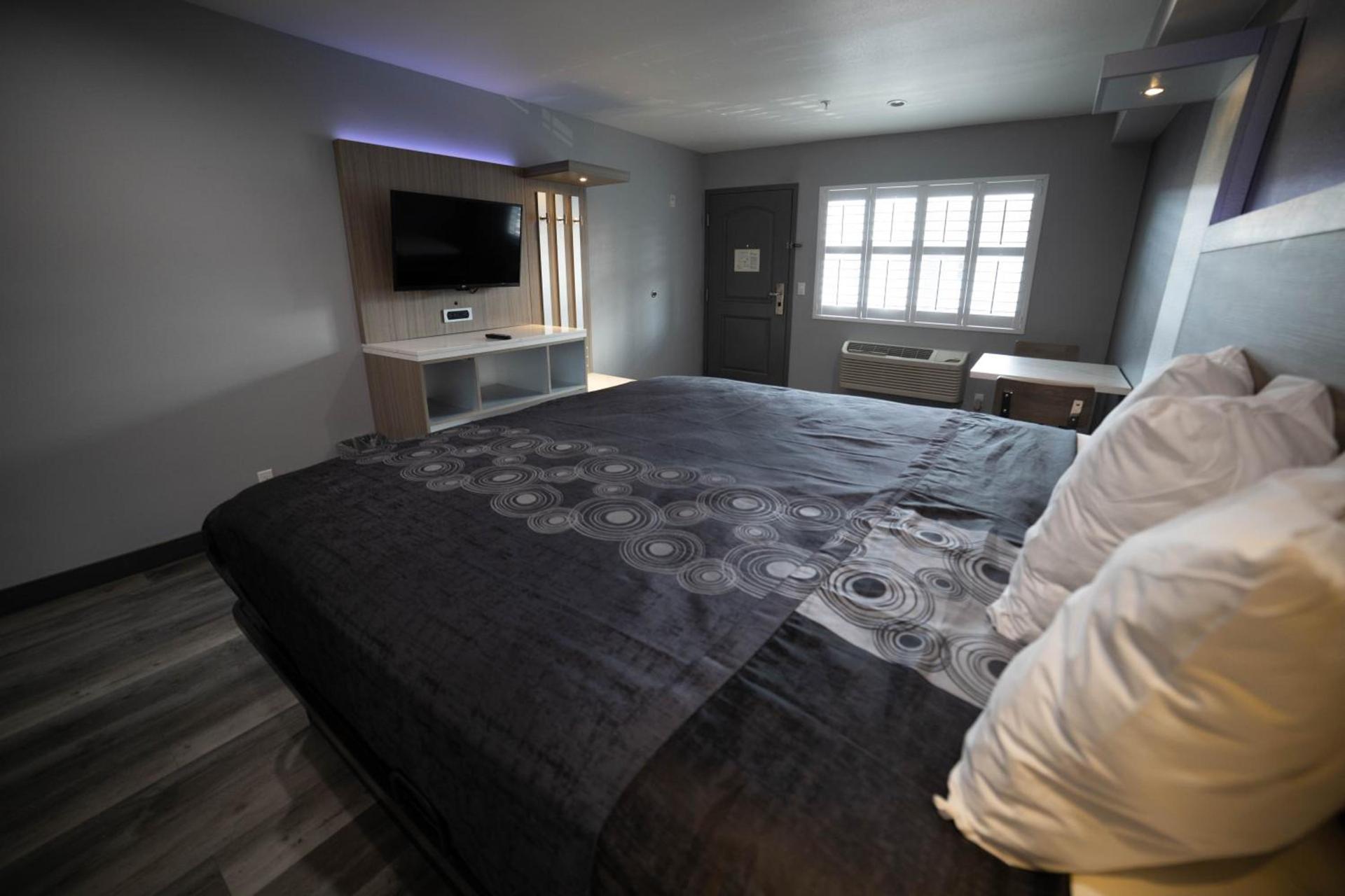 Travelodge by Wyndham Whittier photo 10