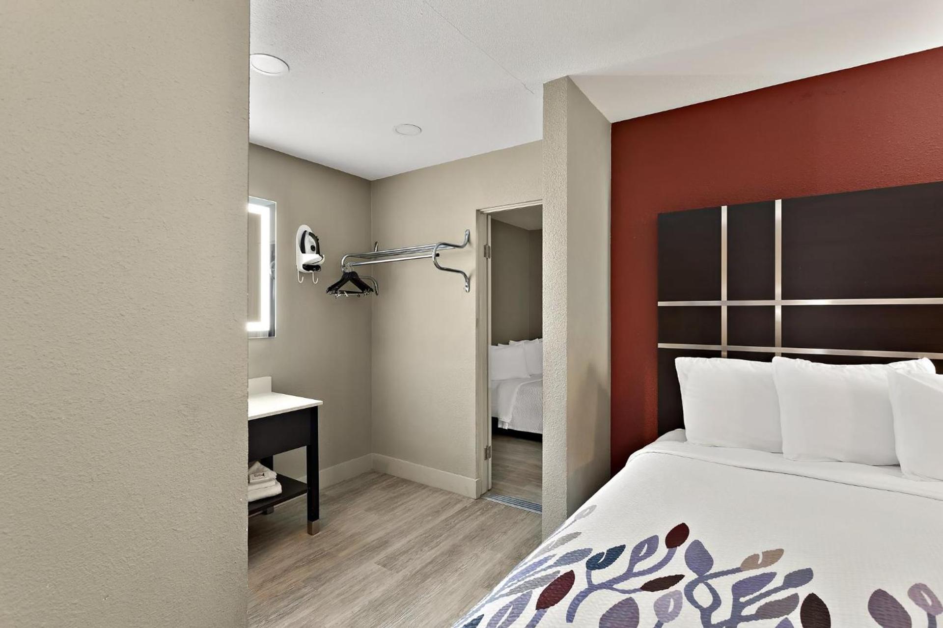 Red Roof Inn Redding photo 19