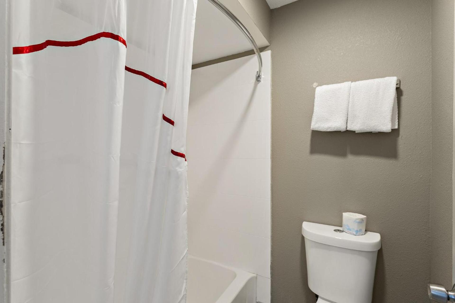 Red Roof Inn Redding photo 34