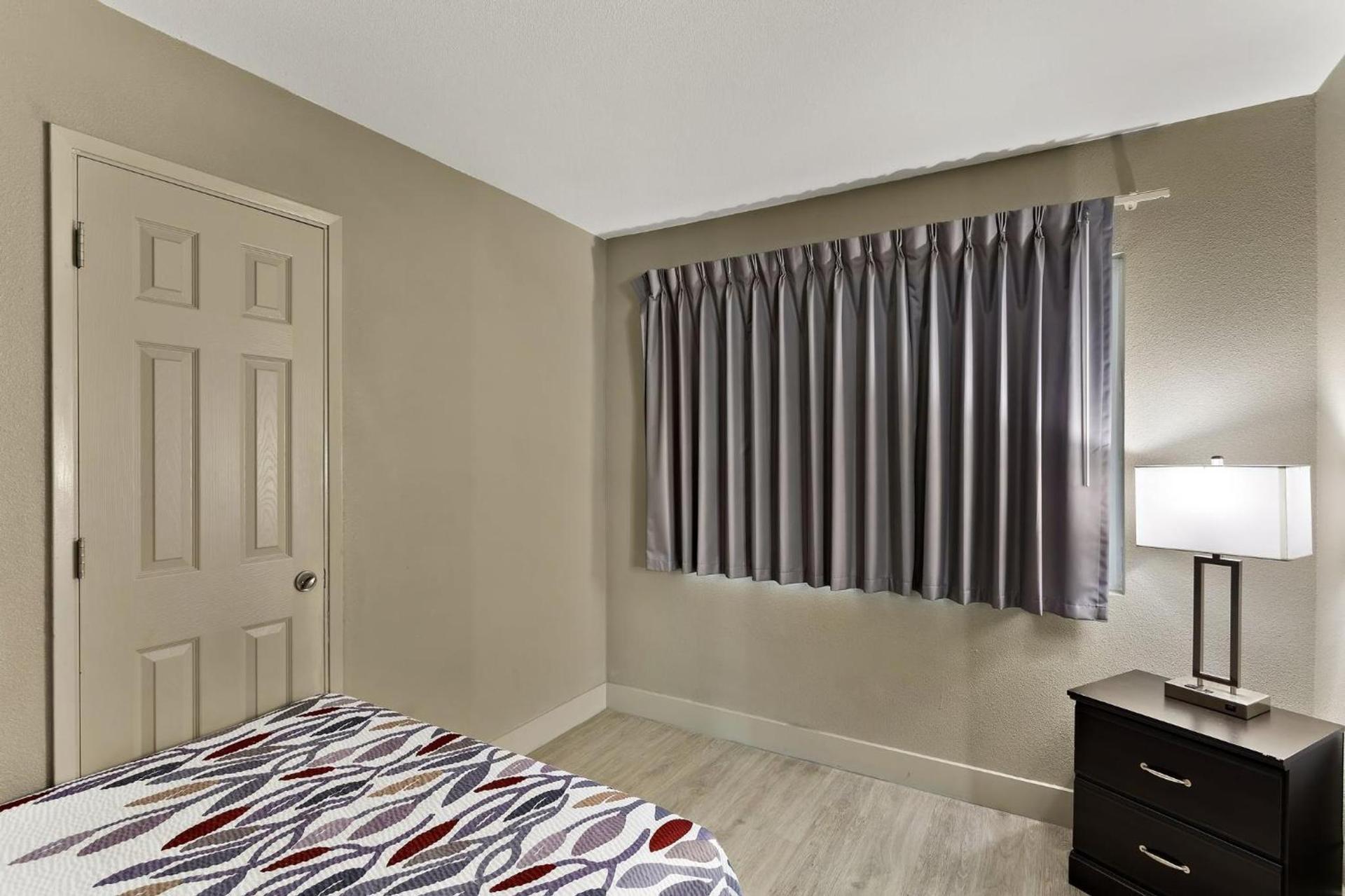 Red Roof Inn Redding photo 21