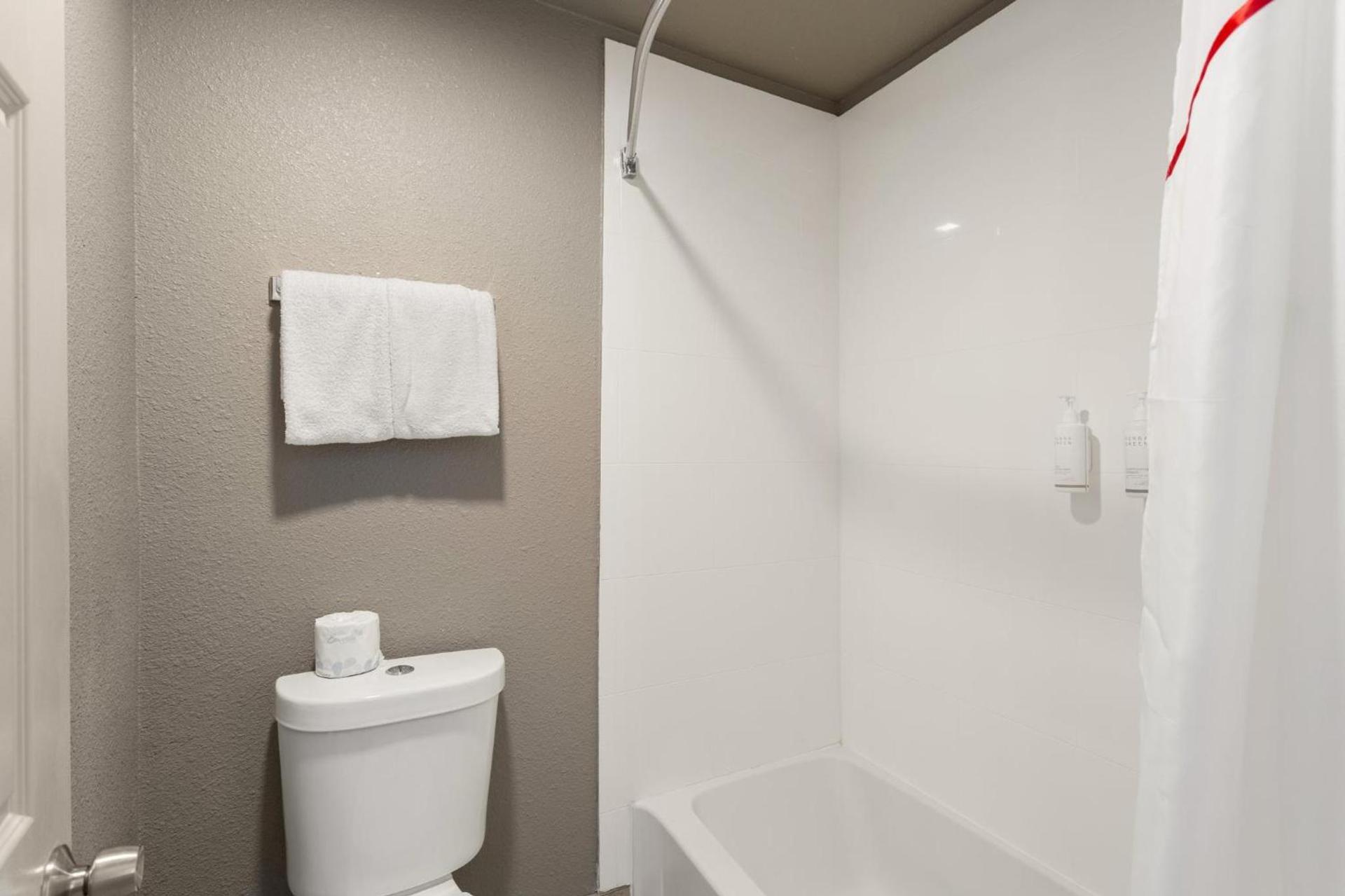 Red Roof Inn Redding photo 26
