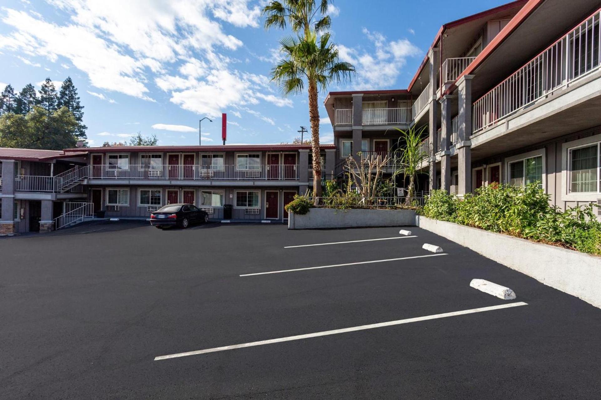 Red Roof Inn Redding photo 2