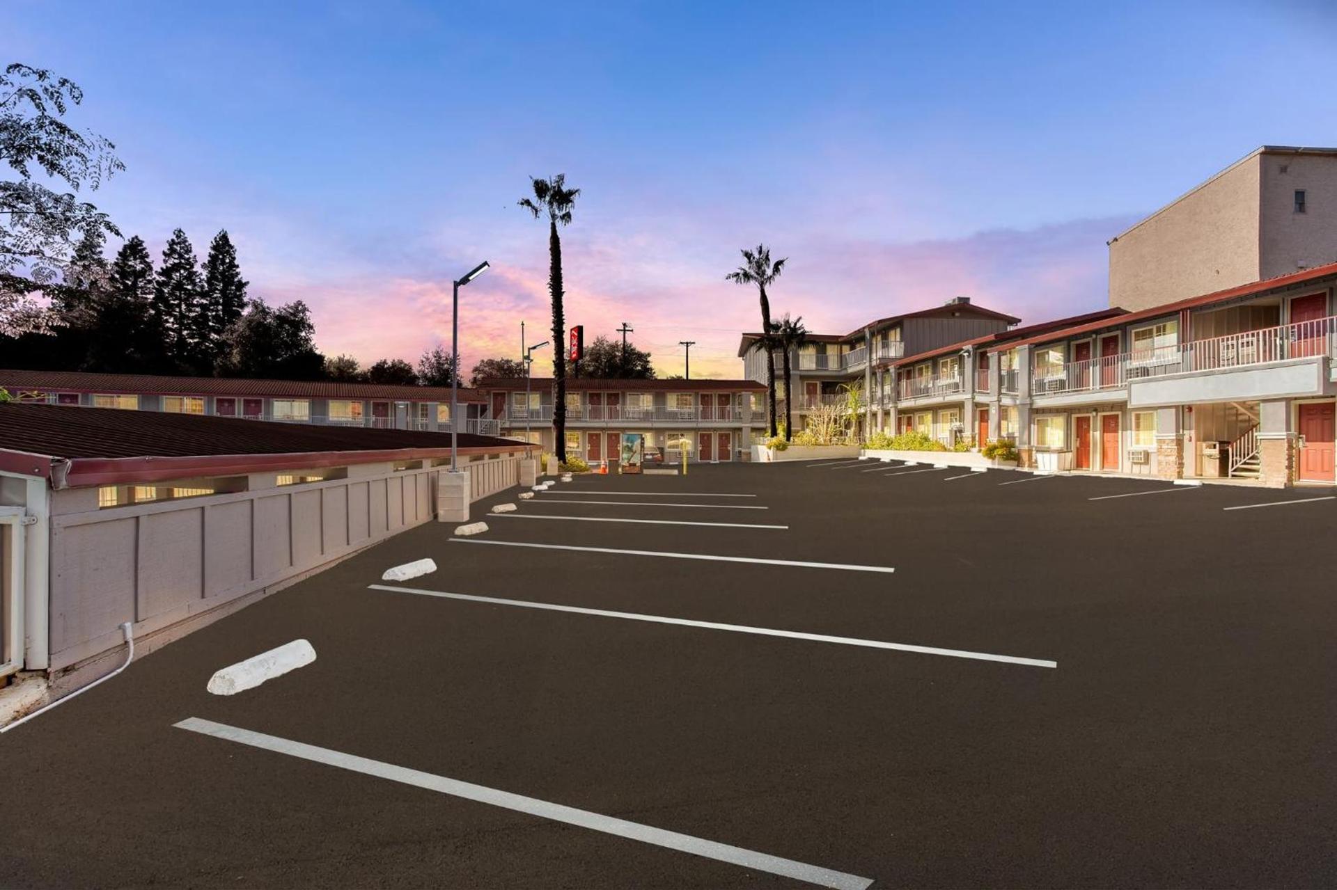 Red Roof Inn Redding photo 8