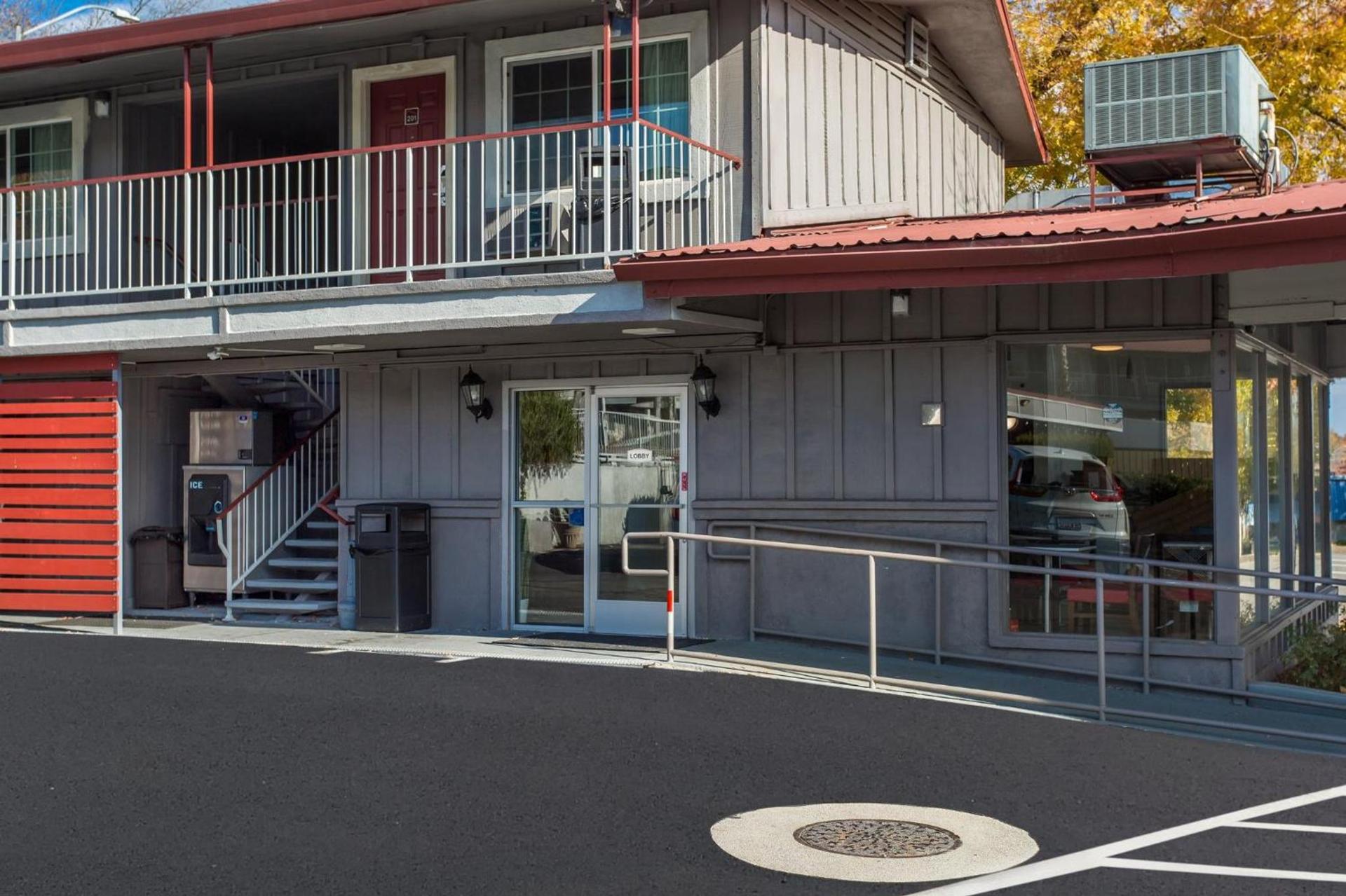 Red Roof Inn Redding photo 4