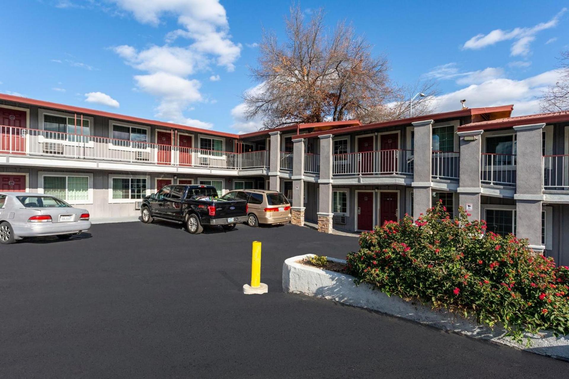 Red Roof Inn Redding photo 6