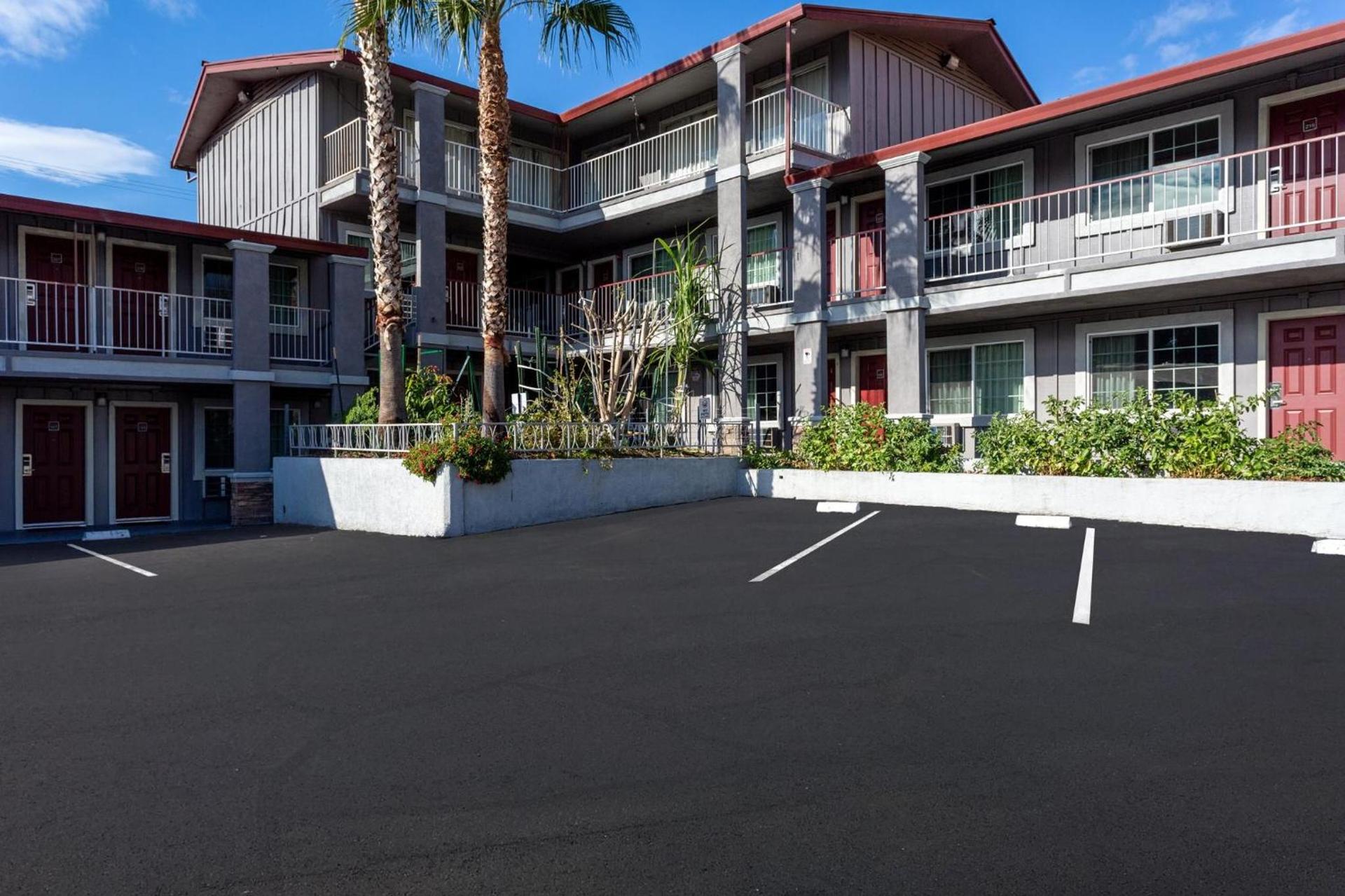 Red Roof Inn Redding photo 3