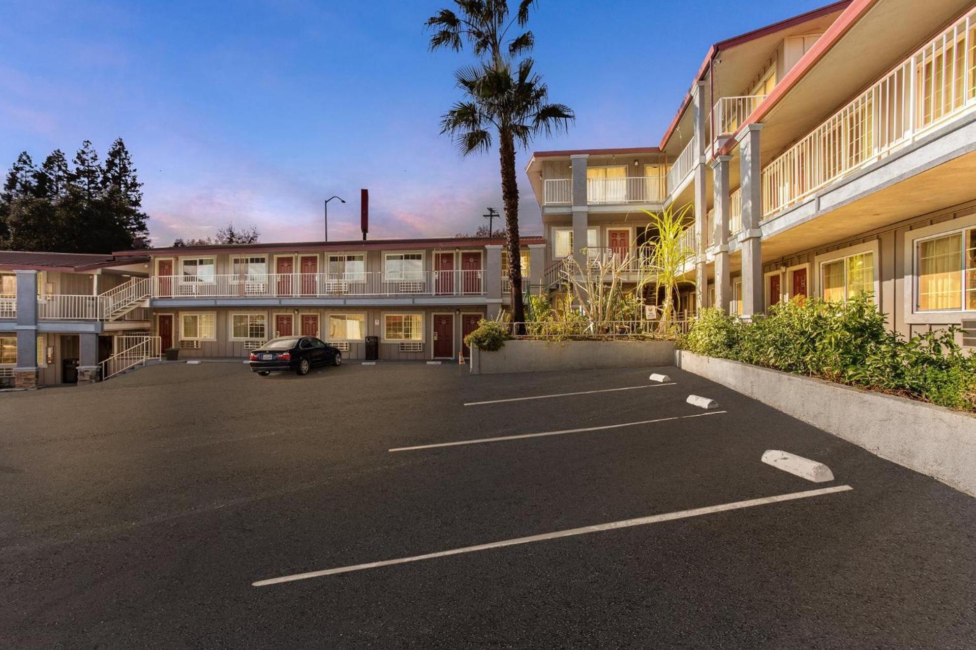 Red Roof Inn Redding photo 7