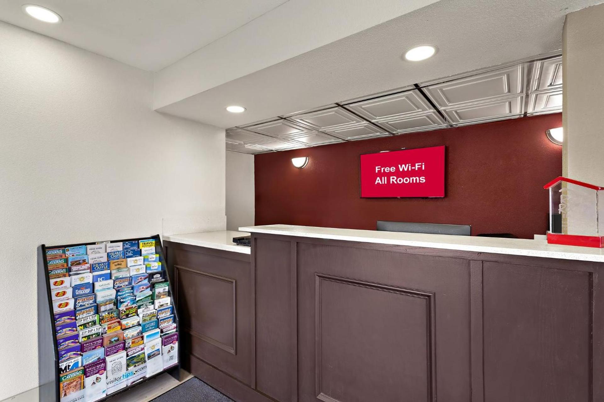 Red Roof Inn Redding photo 9
