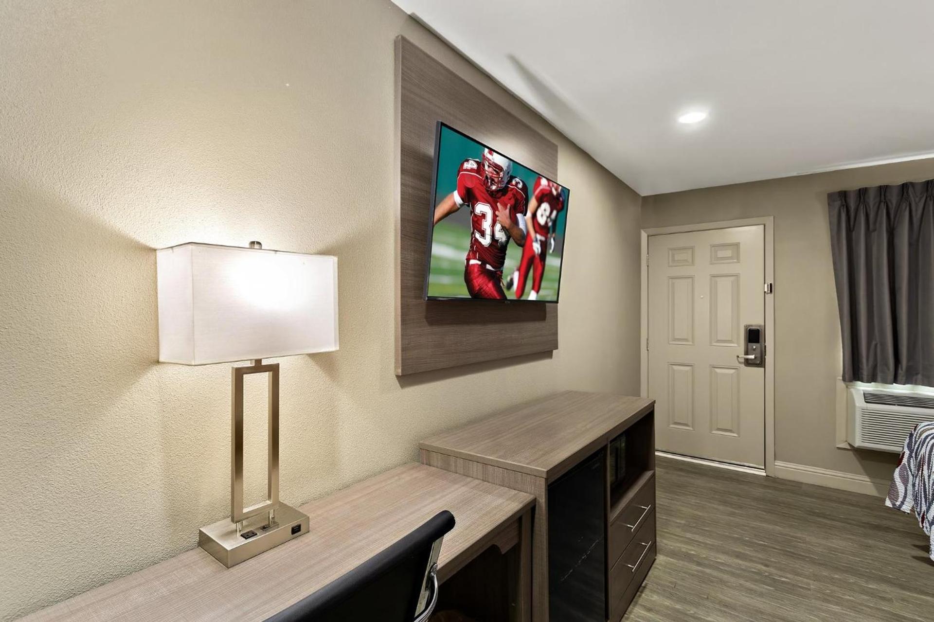 Red Roof Inn Redding photo 15