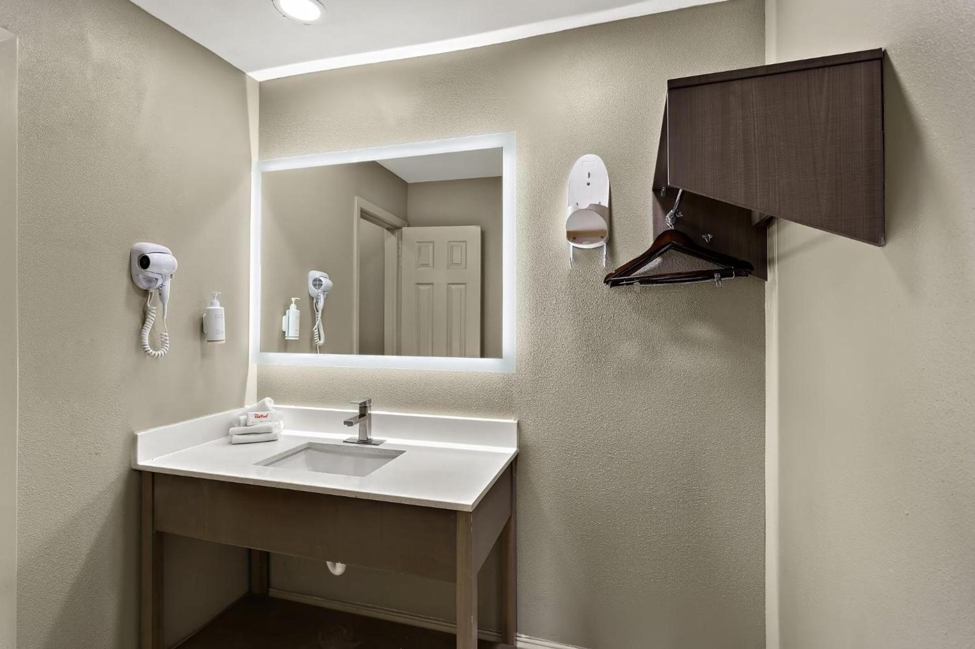 Red Roof Inn Redding photo 16