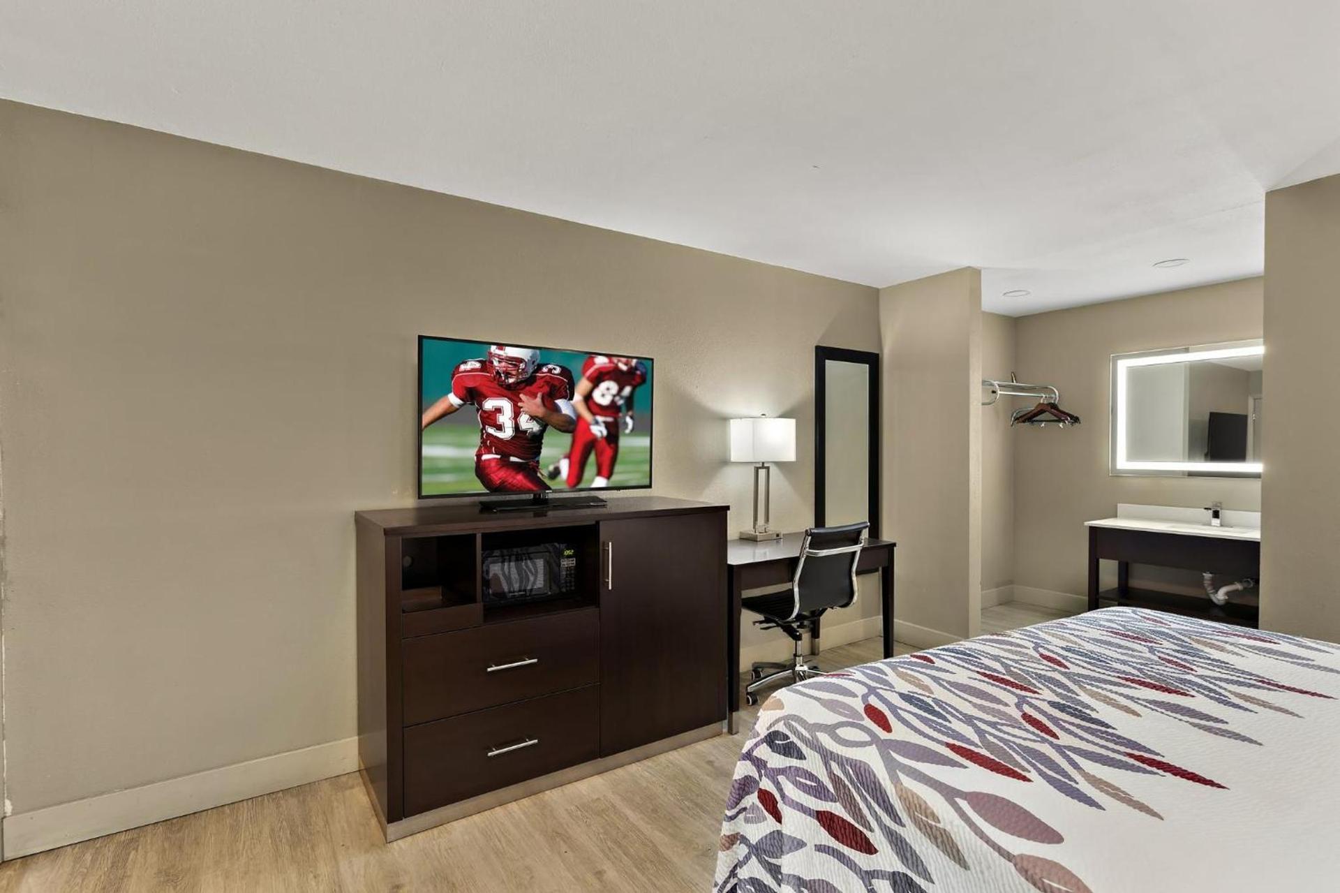 Red Roof Inn Redding photo 30