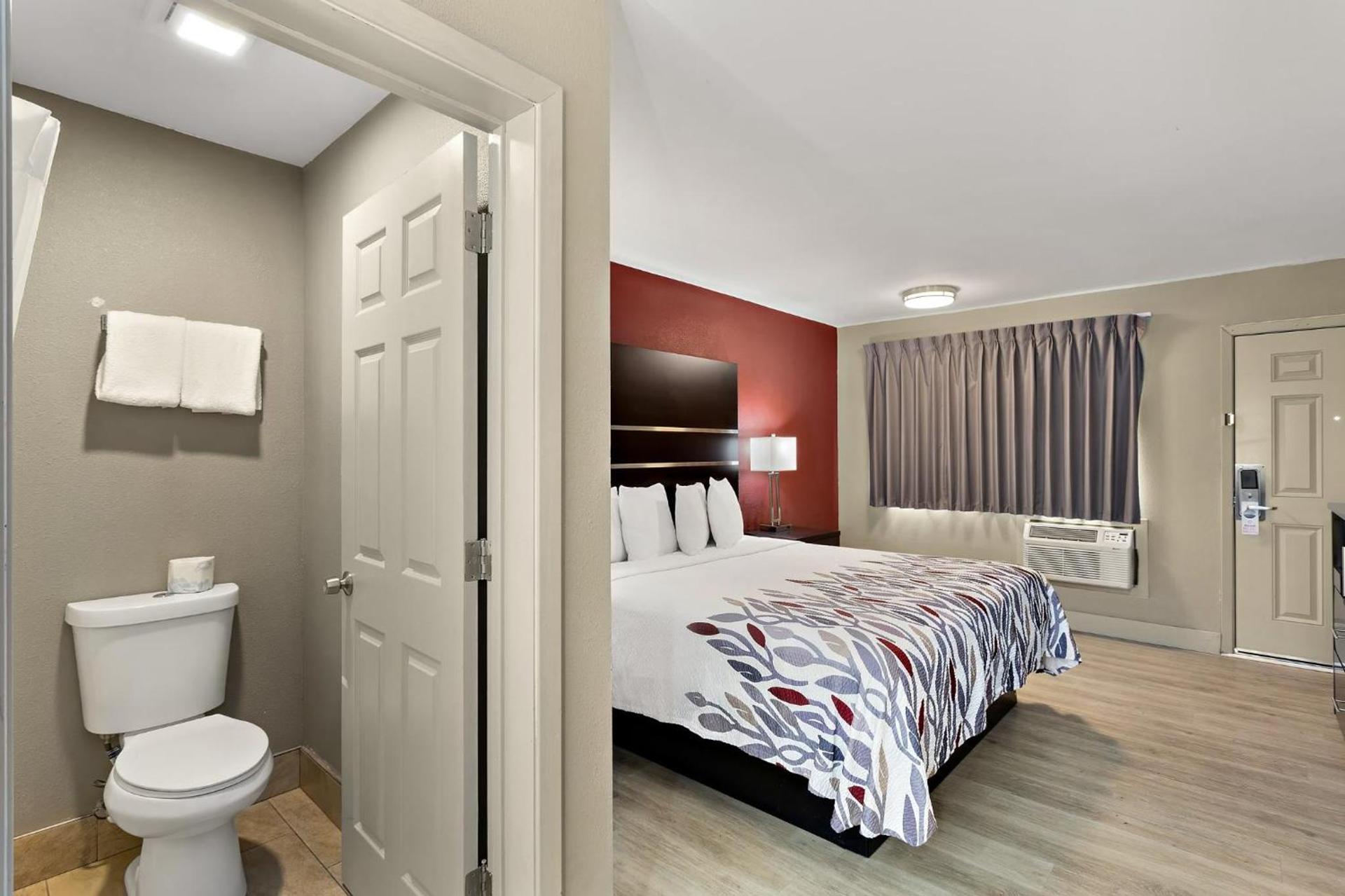 Red Roof Inn Redding photo 29