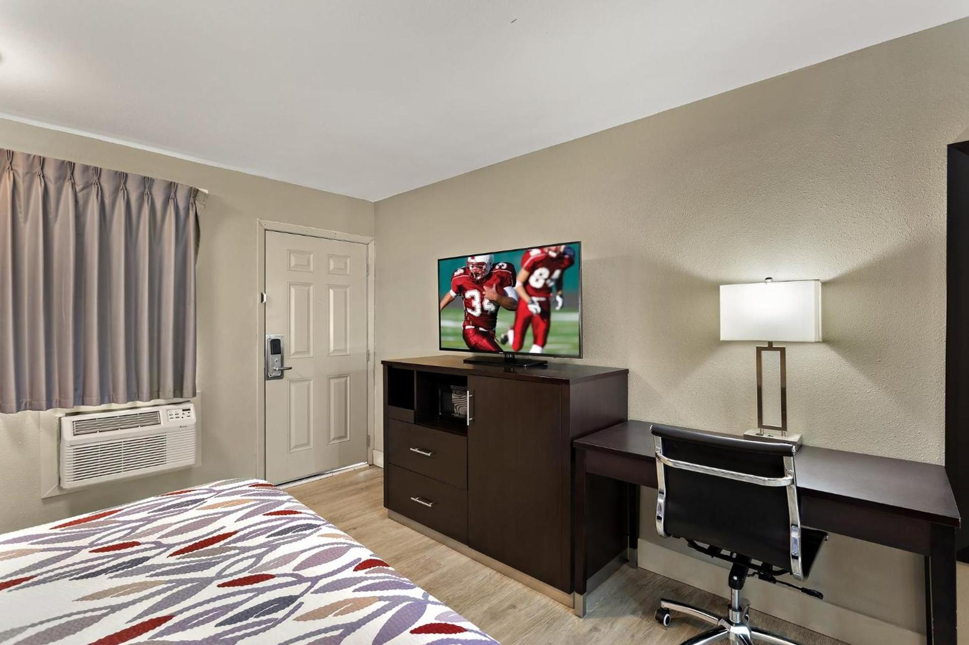 Red Roof Inn Redding photo 31