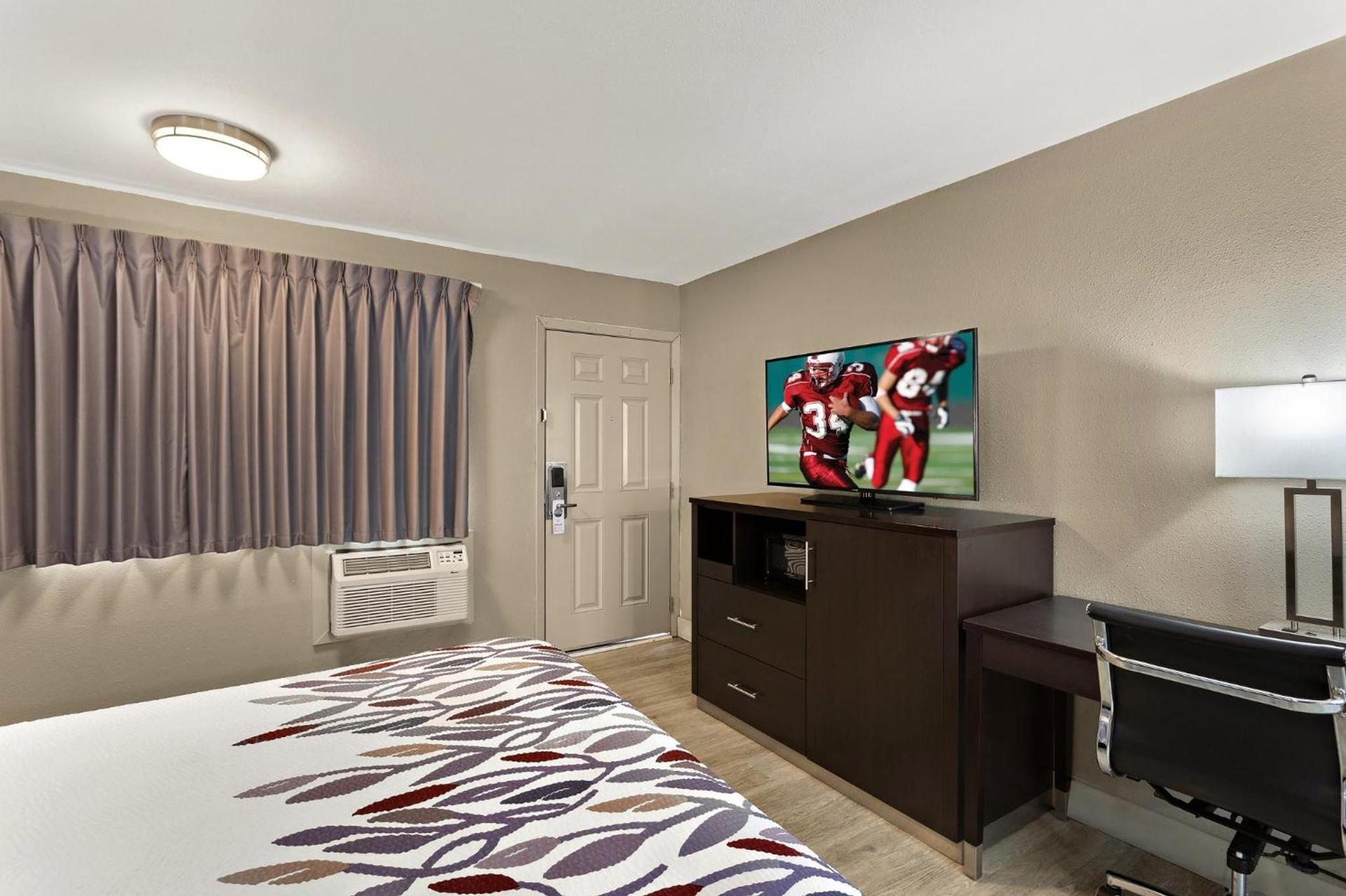 Red Roof Inn Redding photo 32