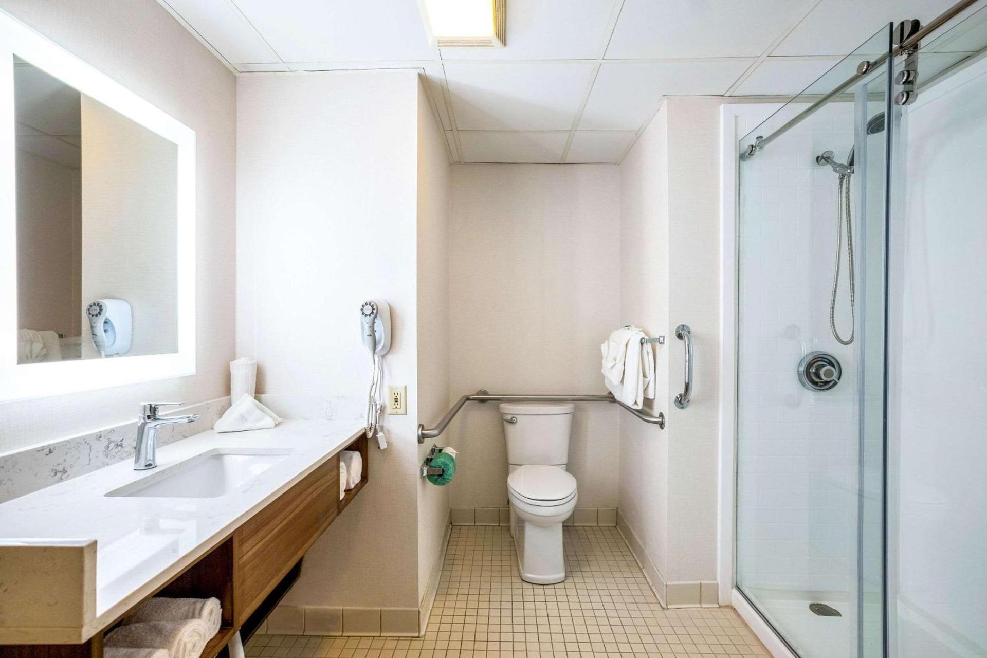 Quality Suites Lansing West photo 29
