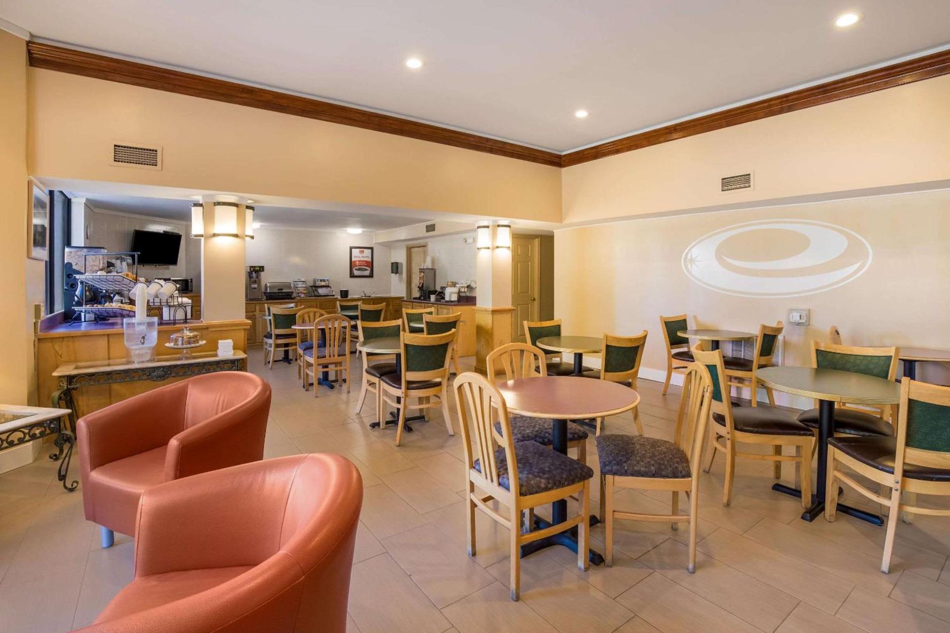 Econo Lodge Hendersonville photo 5