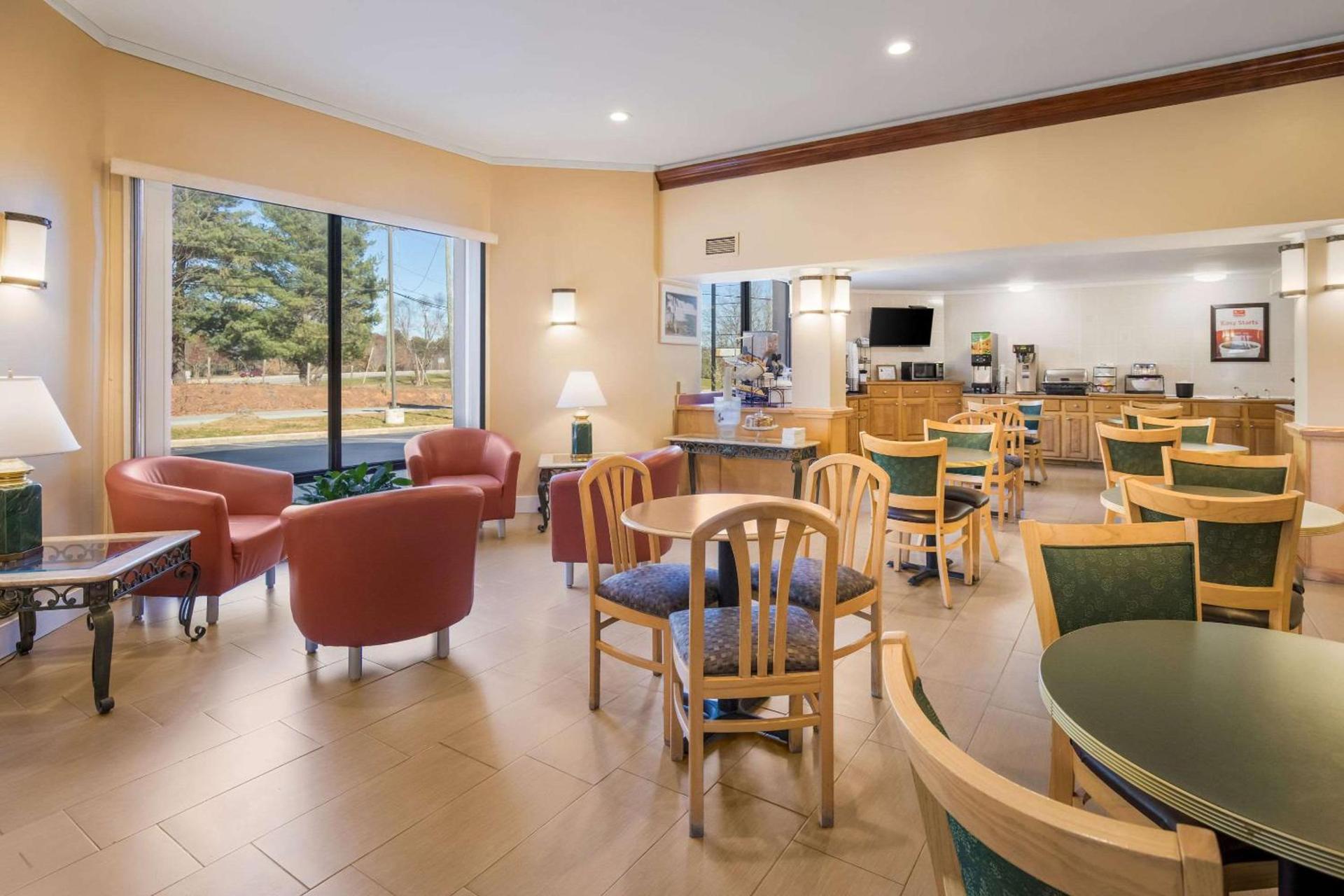 Econo Lodge Hendersonville photo 6