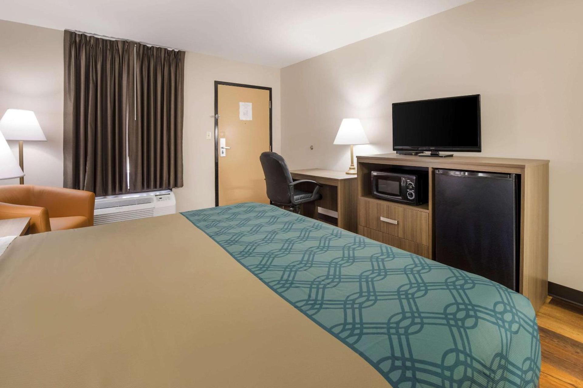 Econo Lodge Hendersonville photo 10