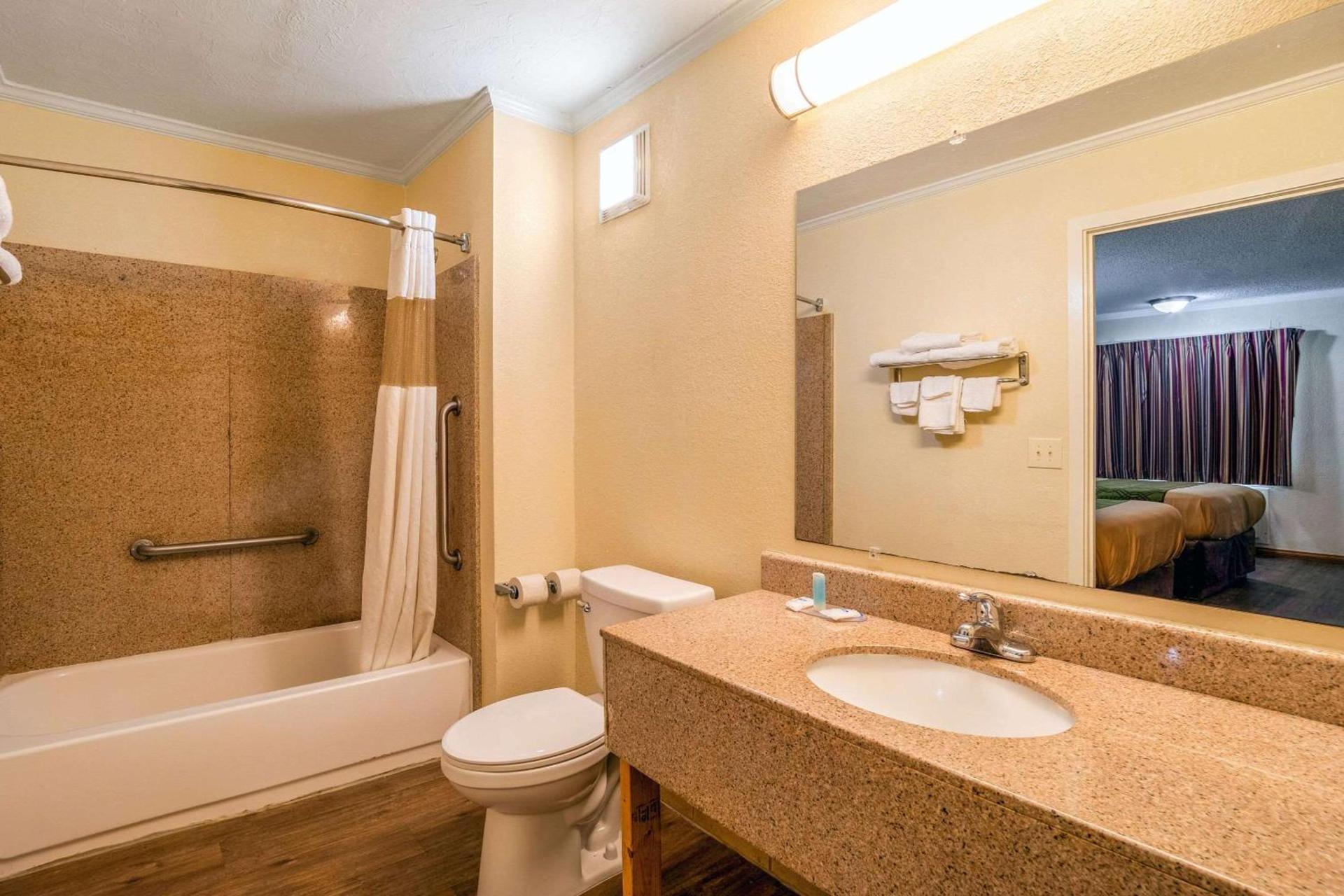 Rodeway Inn & Suites Fort Jackson photo 11