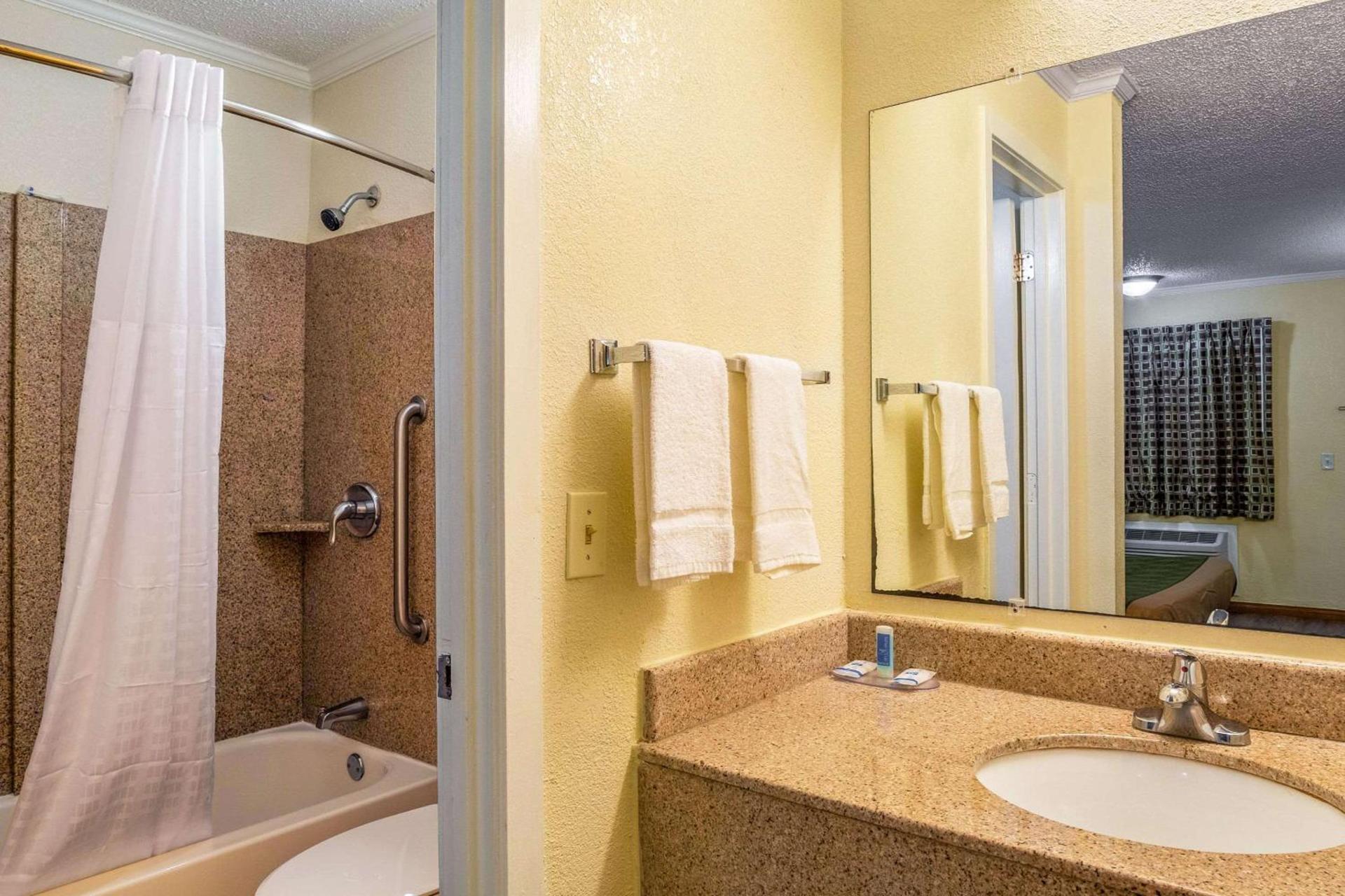 Rodeway Inn & Suites Fort Jackson photo 18